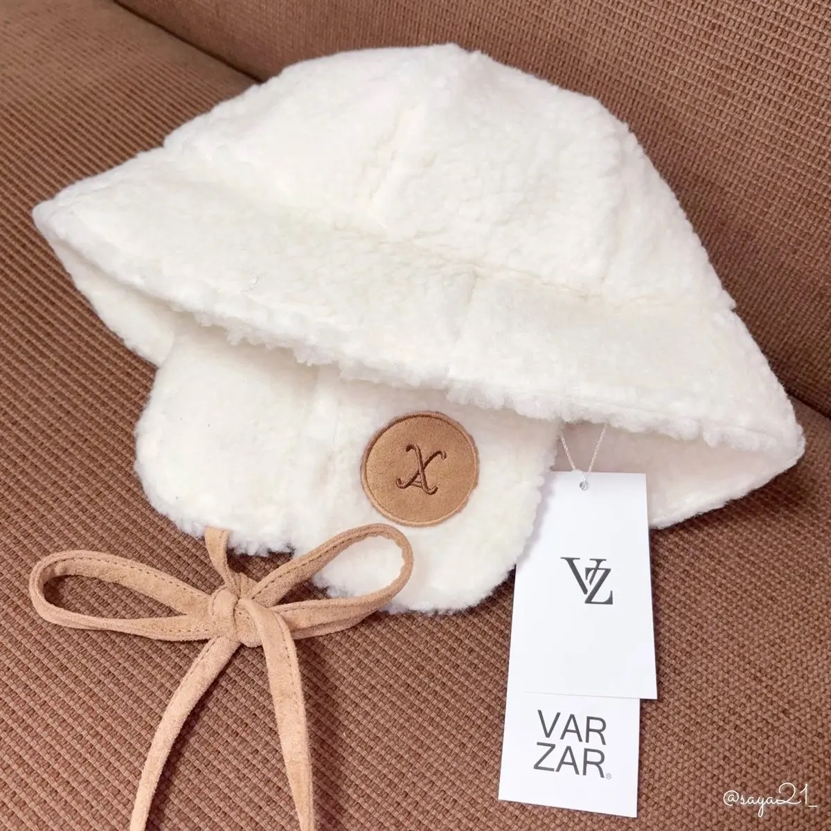 VARZARから出た新作のもこもこハットが可愛すぎた🐻‍❄️🤍

耳まですっぽり覆ってくれるので冬でも暖かくデザインも可愛い！！

私はホワイトコーデが好きなので1722 Creamにしたけどブラックも可愛かった◎ 

11/21(金)