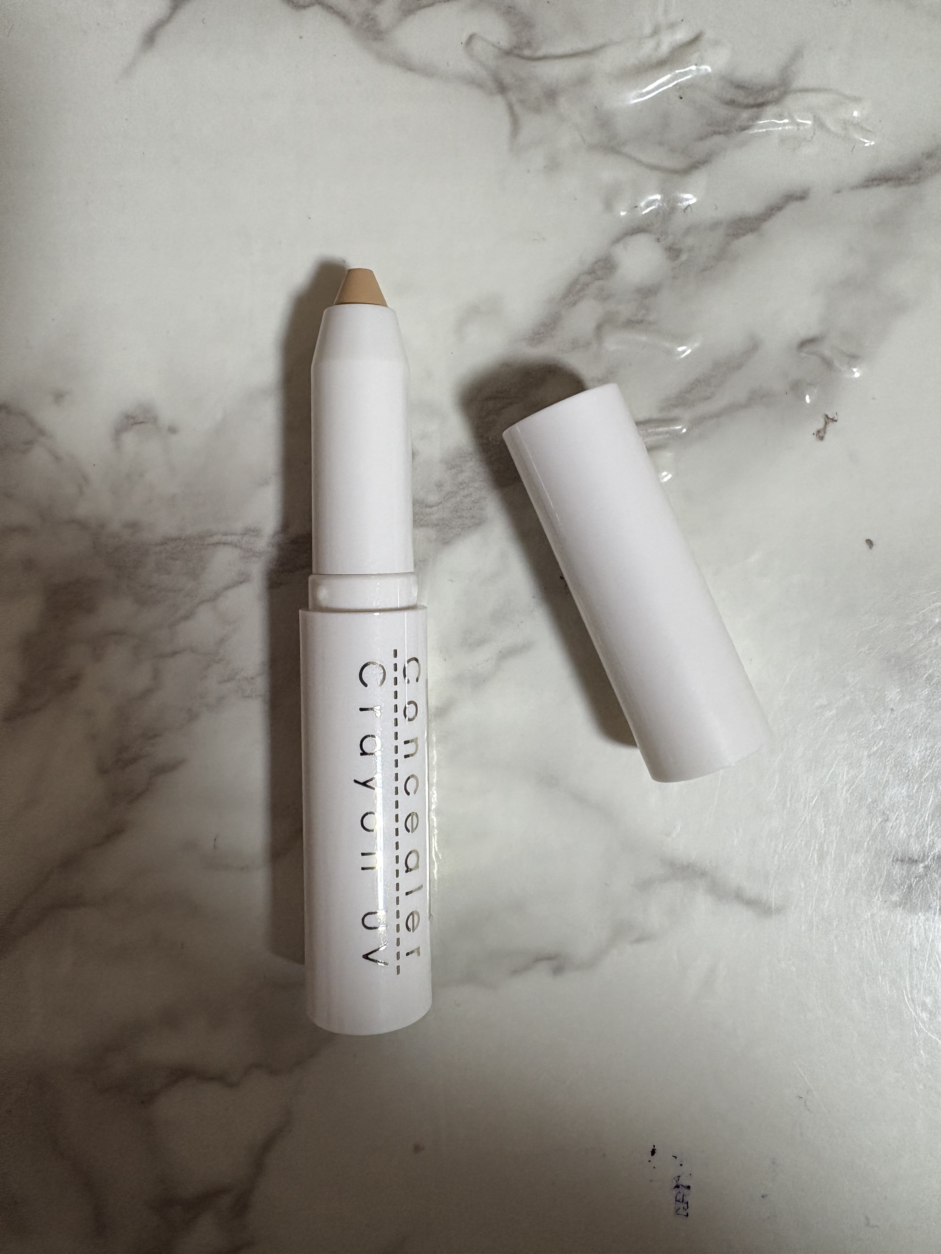 CEZANNE コンシーラークレヨンUVのクチコミ「CEZANNEのコンシーラークレヨンUV00明るいベージュ系です。その場で試したのですが…良い.....」（3枚目）