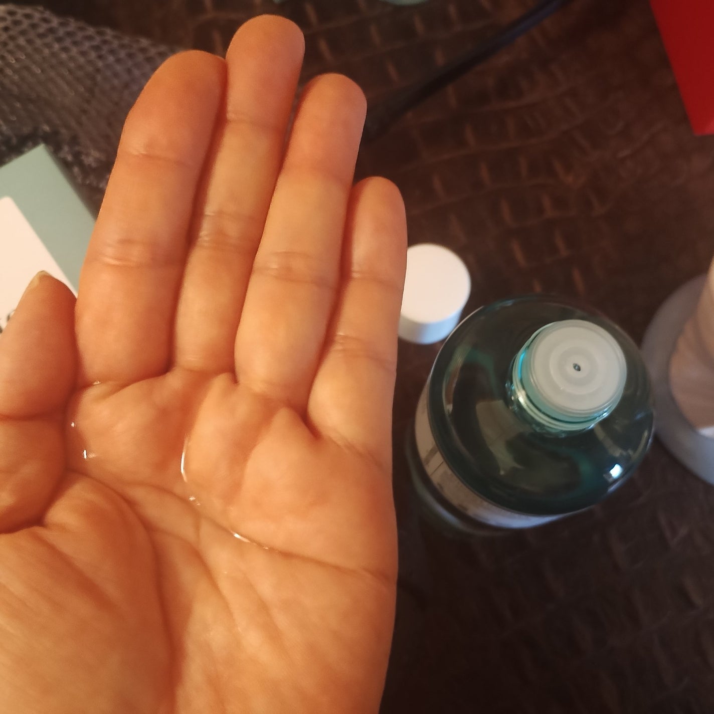 mcgroupakiko on LIPS 「激しい乾燥で今年初めて、エキゾチックレザーバリに肘が割れてしま..」(3枚目)