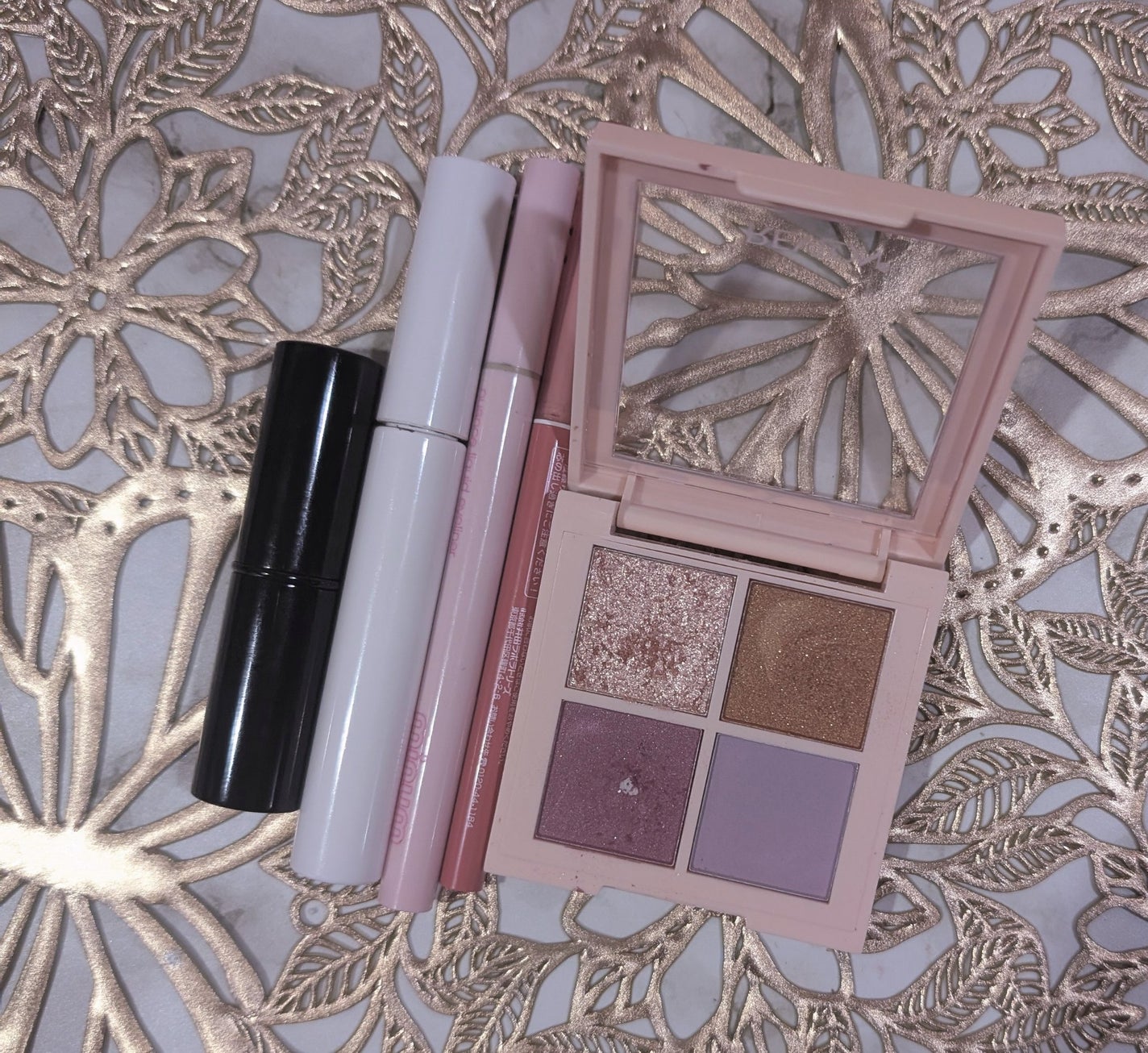 レブロン ダズル アイシャドウ クアッド/REVLON/アイシャドウパレットを使ったクチコミ(1枚目)