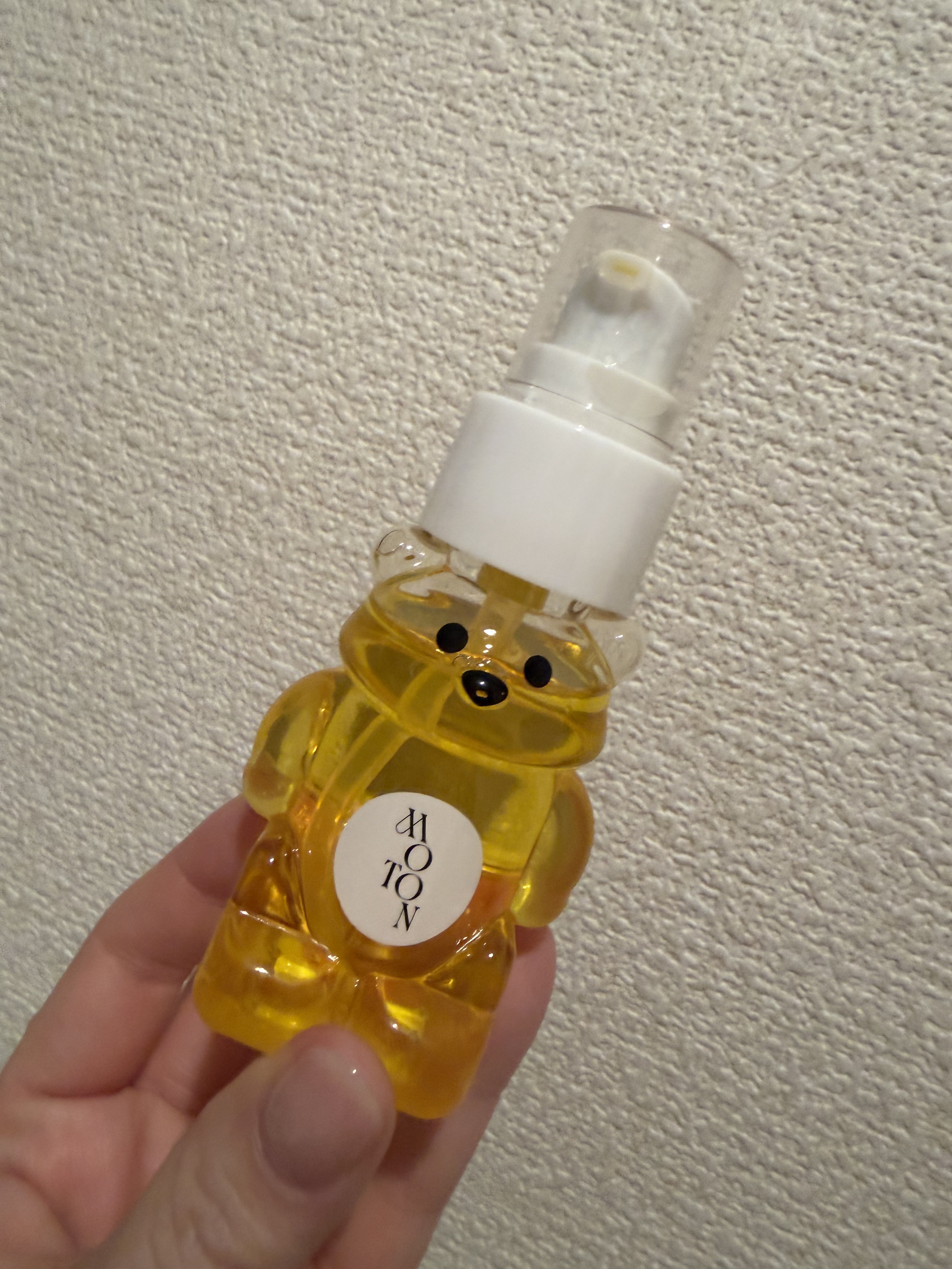 ★MOTON ハニーヘアオイル CANDY BEAR

やっと開封！！！
可愛いクマにひかれて購入したコレ！

やっと使える日がきたよぉ～

入浴後のドライヤー前に使用してます。
オイルだけど、かなりサラサラでベタっと感もないので、髪につけ