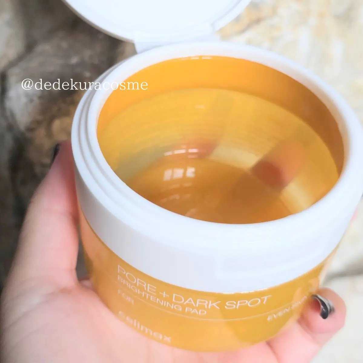 セリマックスのポアブライトニング シミケアパッドを使い切り🙌🏻🪄生地が薄手なんだけどふわふわだから摩擦を感じにくくて好きなんだなぁ😙パッドがみょーんって伸びるから贅沢に目の下から頬骨に沿って貼り付けてるよ👏🏻気に入りすぎてすでに