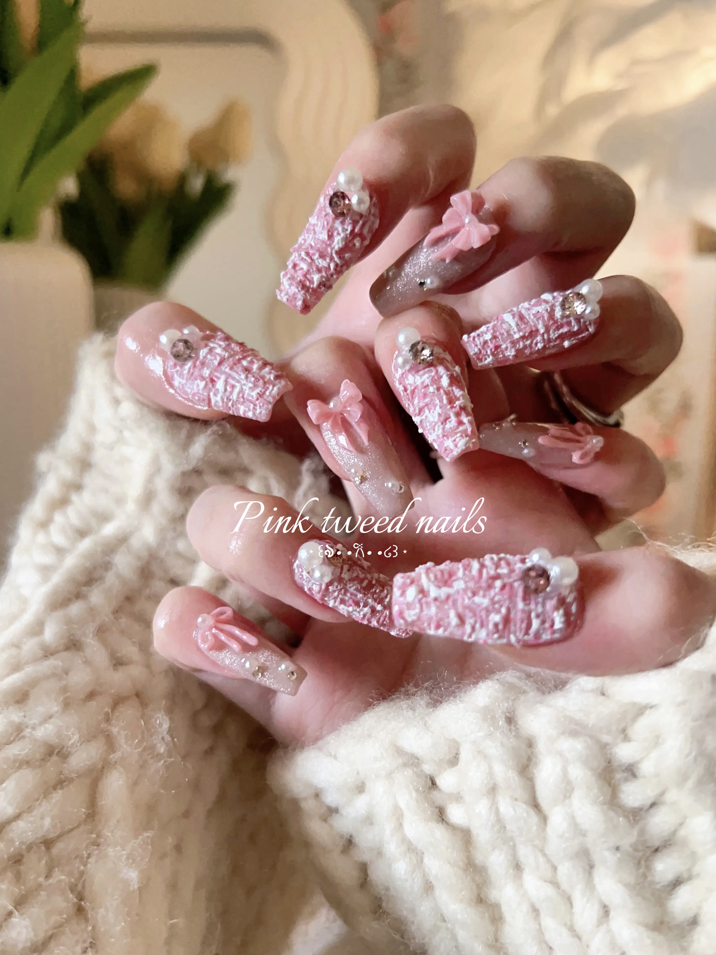 Pink tweed nails with the cutest girly vibes🎀

#ツイードネイル#ニット映えネイル 