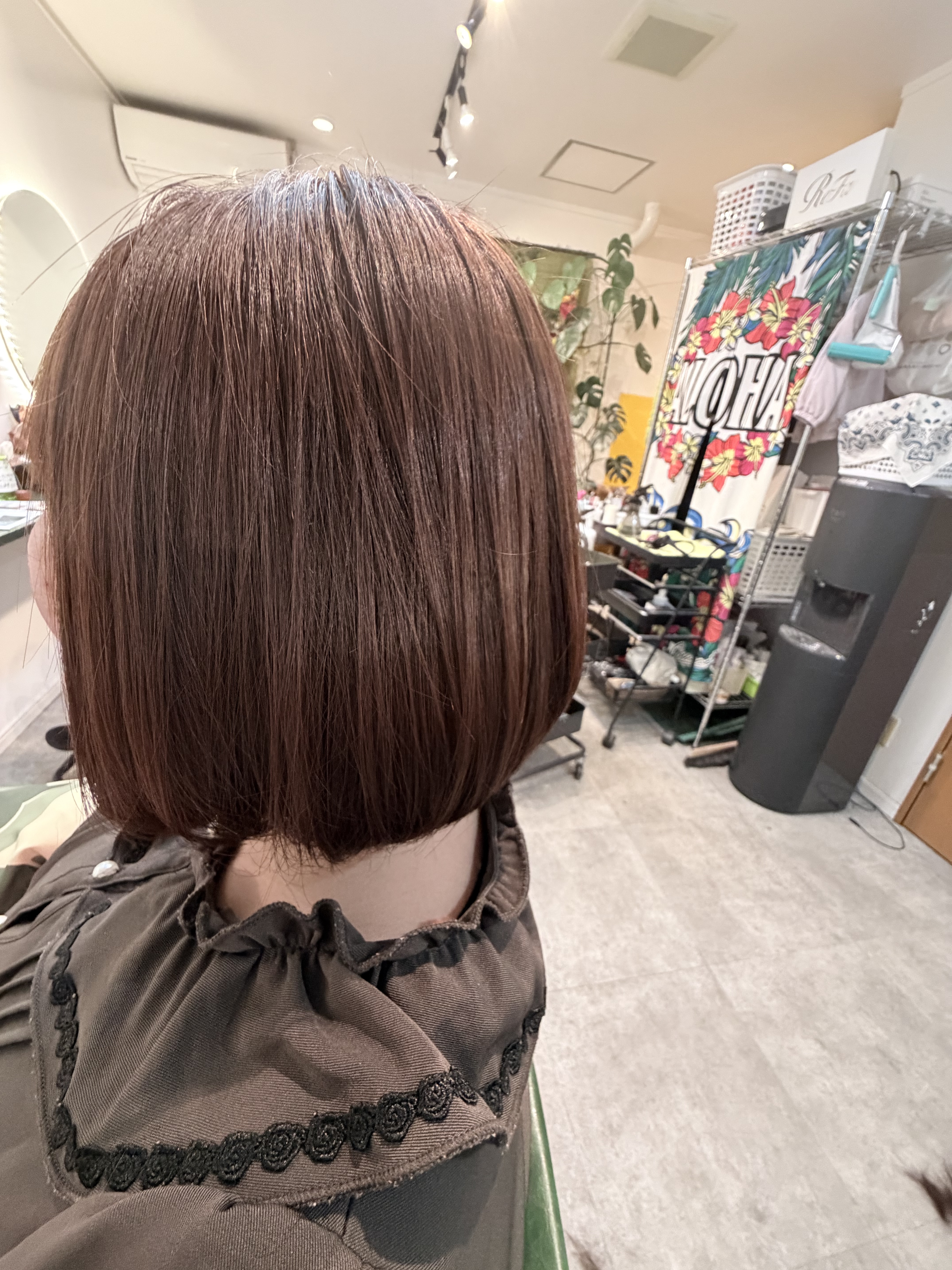 人生初のヘアカラー！
くせっ毛からのうねりもひどかったから、縮毛矯正と一緒にやりました😊

Q．ブリーチした上でのカラー？
A．縮毛矯正とブリーチは同時にできません。
縮毛矯正は髪の細胞を柔らかくしてやってるからブリーチすると髪がちぢれた
