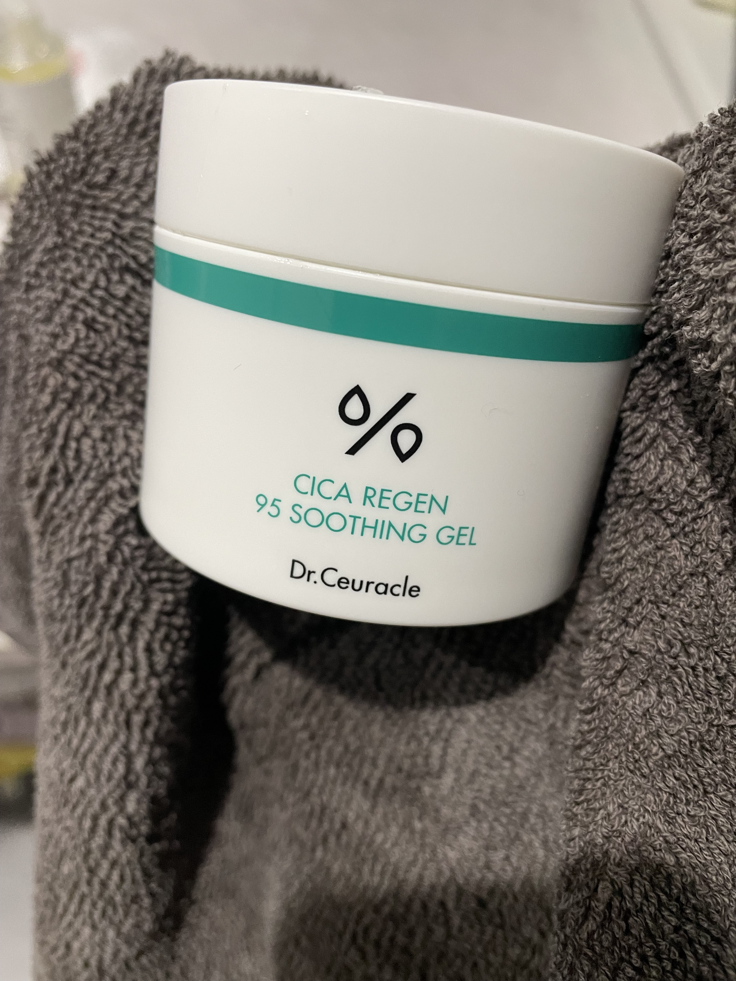 結構伸びるテクスチャ
そして全然べとつかないのにお肌に密着してトゥルントゥルン👐


顔より体に伸ばしながらつかってる🤲