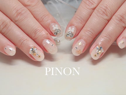 shino on LIPS 「お持ち込みコース☺︎クリスマス感のあるキラキラホワイトネイル🎄..」(3枚目)