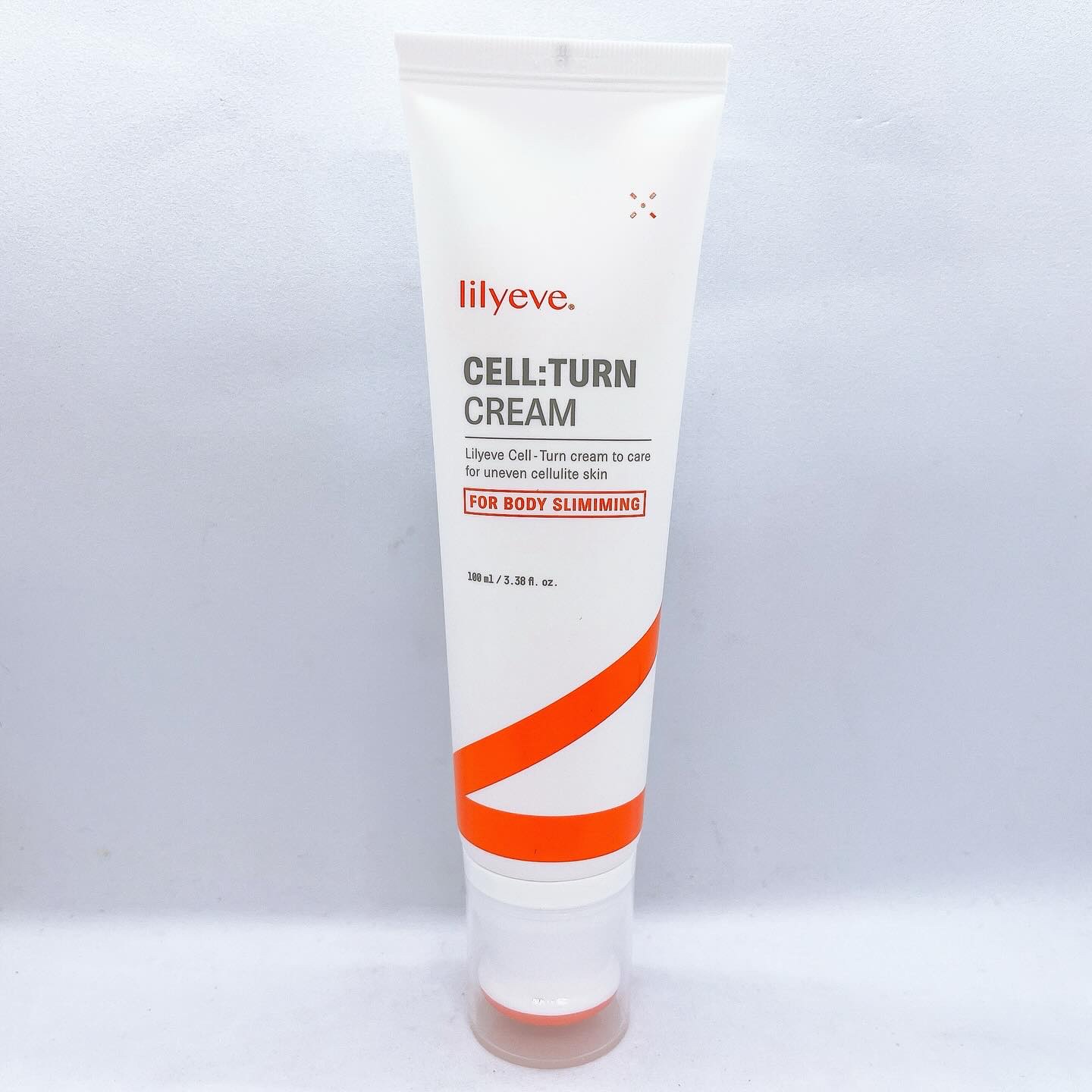 セルターンクリーム 100mlを使用しました😊
韓国発のボディケアクリームになっております✨
デオキシコール酸とSurannExを配合したクリームです。
特許取得済みの天然原料ハーブクールが肌に清涼感を与えて、肌に心地よい使用感を与えてく