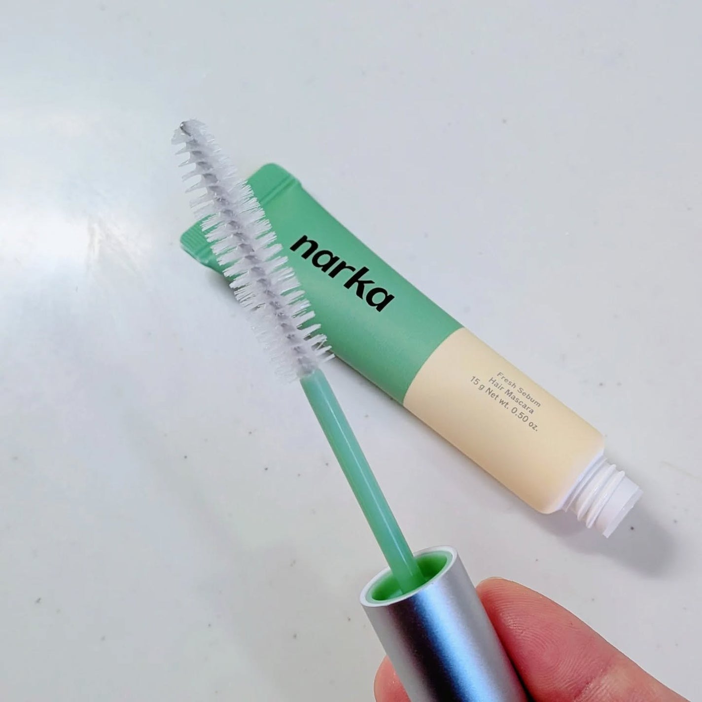 葉山はなび on LIPS 「フレッシュセバムヘアマスカラを使ってみたよ💚前髪の乱れをさっと..」(1枚目)