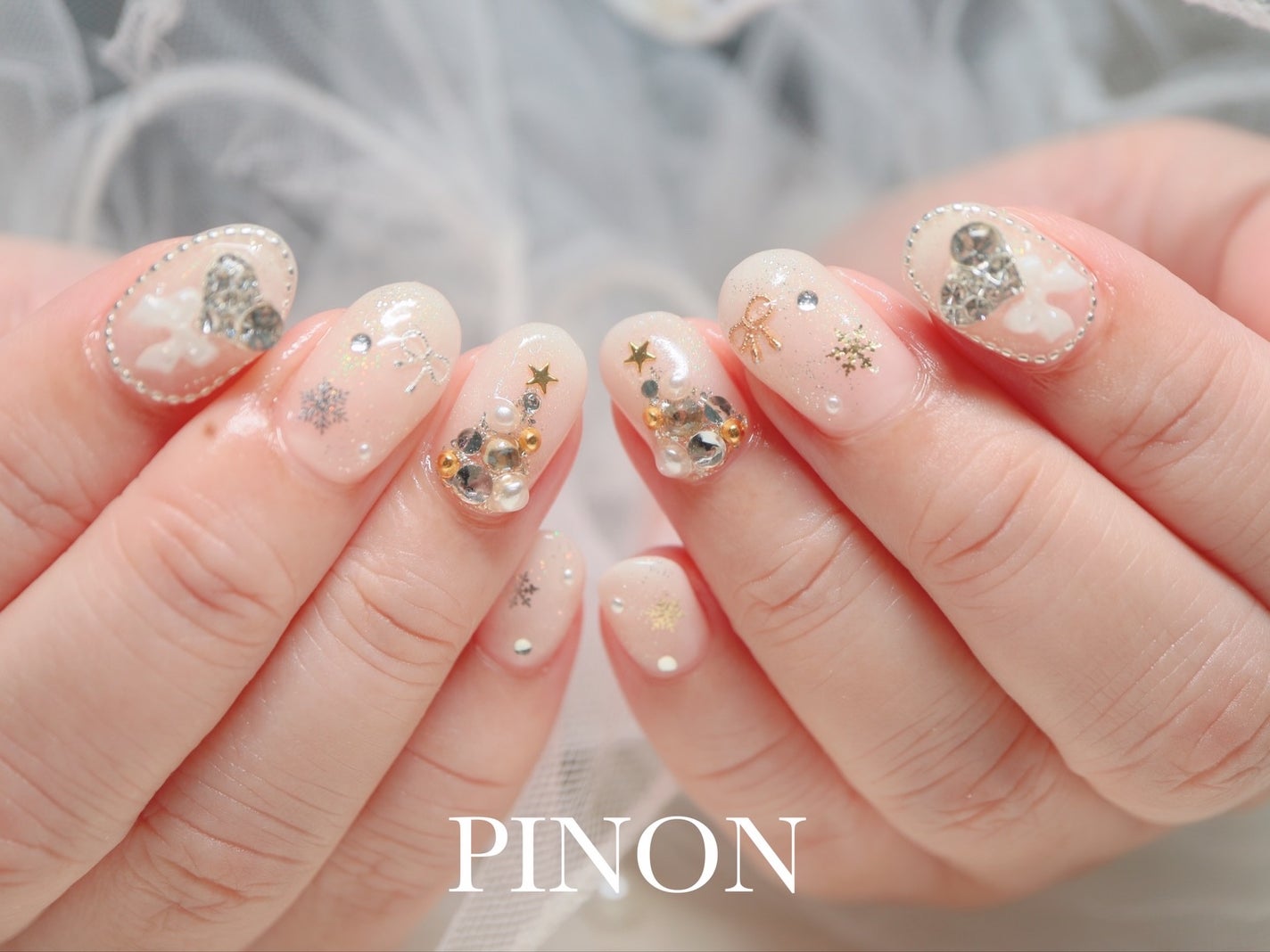 shino on LIPS 「お持ち込みコース☺︎クリスマス感のあるキラキラホワイトネイル🎄..」(2枚目)