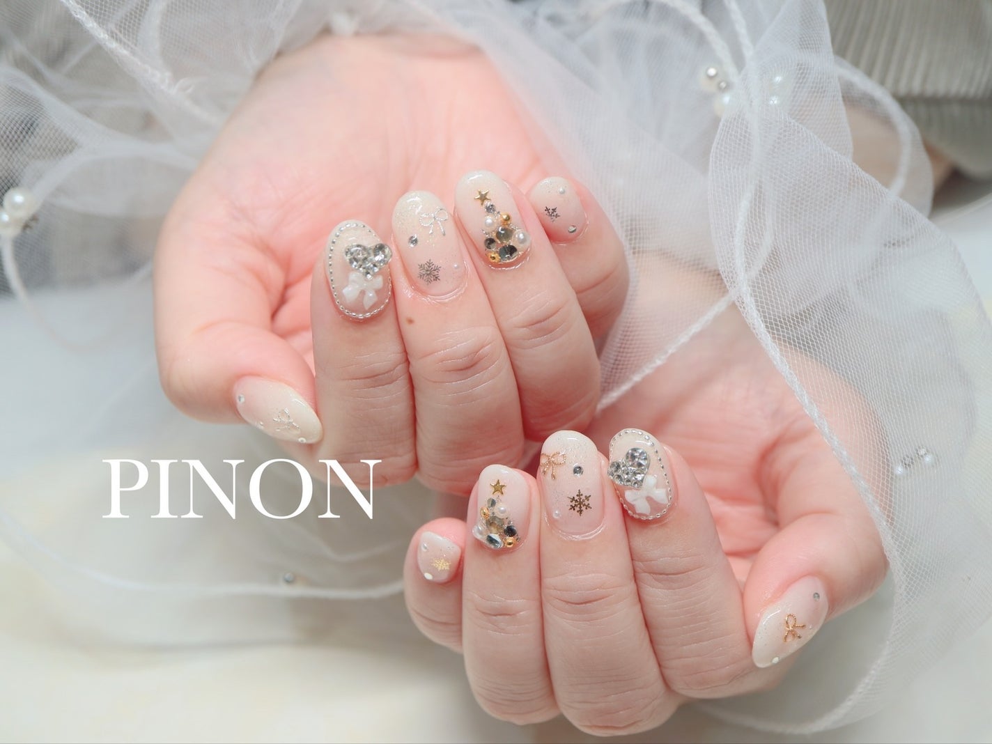 shino on LIPS 「お持ち込みコース☺︎クリスマス感のあるキラキラホワイトネイル🎄..」(1枚目)