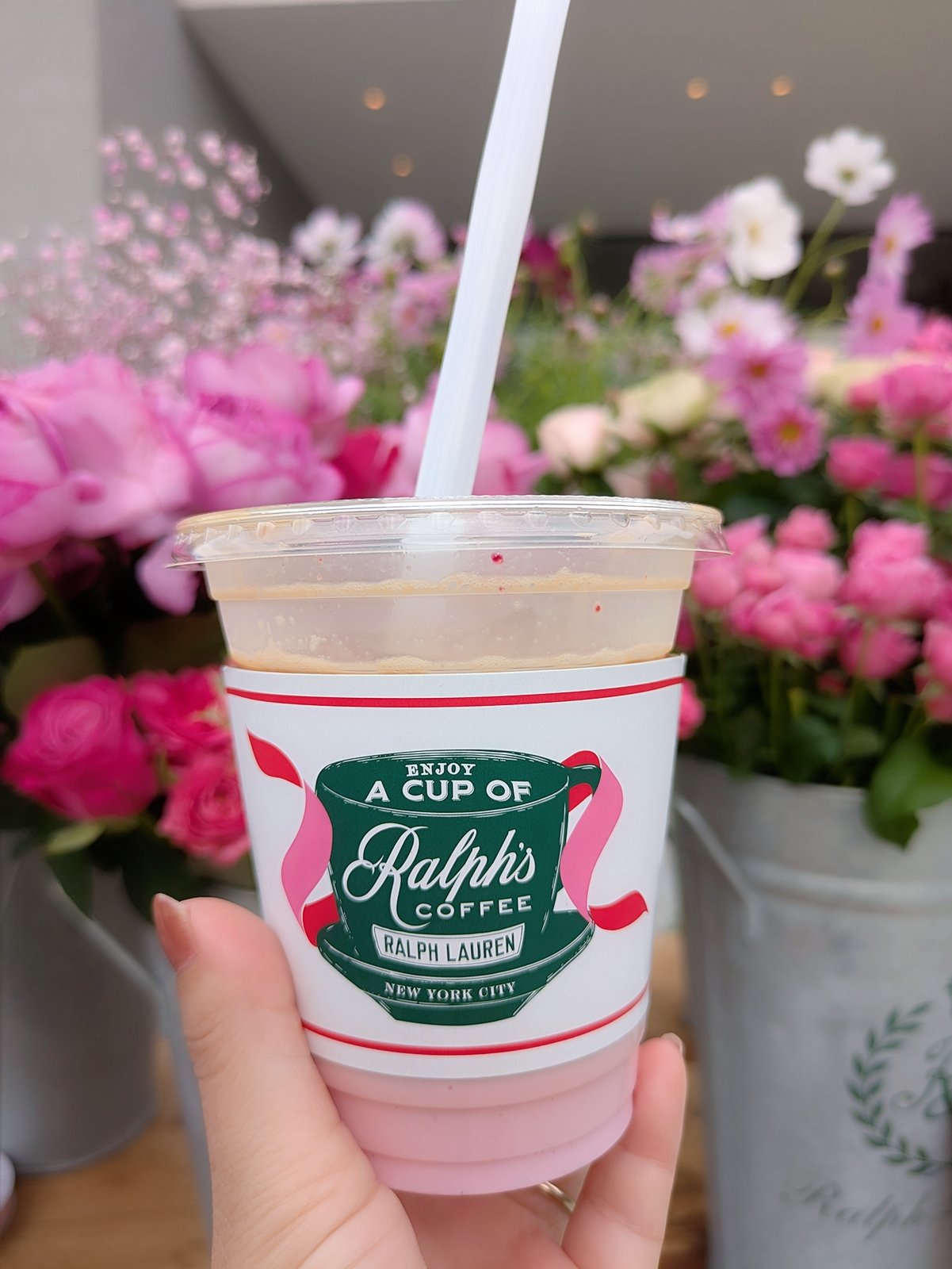 誰もが楽しく参加できる♡♡

𝐑𝐀𝐋𝐏𝐇 𝐋𝐀𝐔𝐑𝐄𝐍

𝐏𝐢𝐧𝐤 𝐏𝐨𝐧𝐲. 

会場には、クラシックで目を引くコーヒートラックが登場！

ピンク色の美しい花々や美味しいコーヒーを楽しみながら気軽にチ