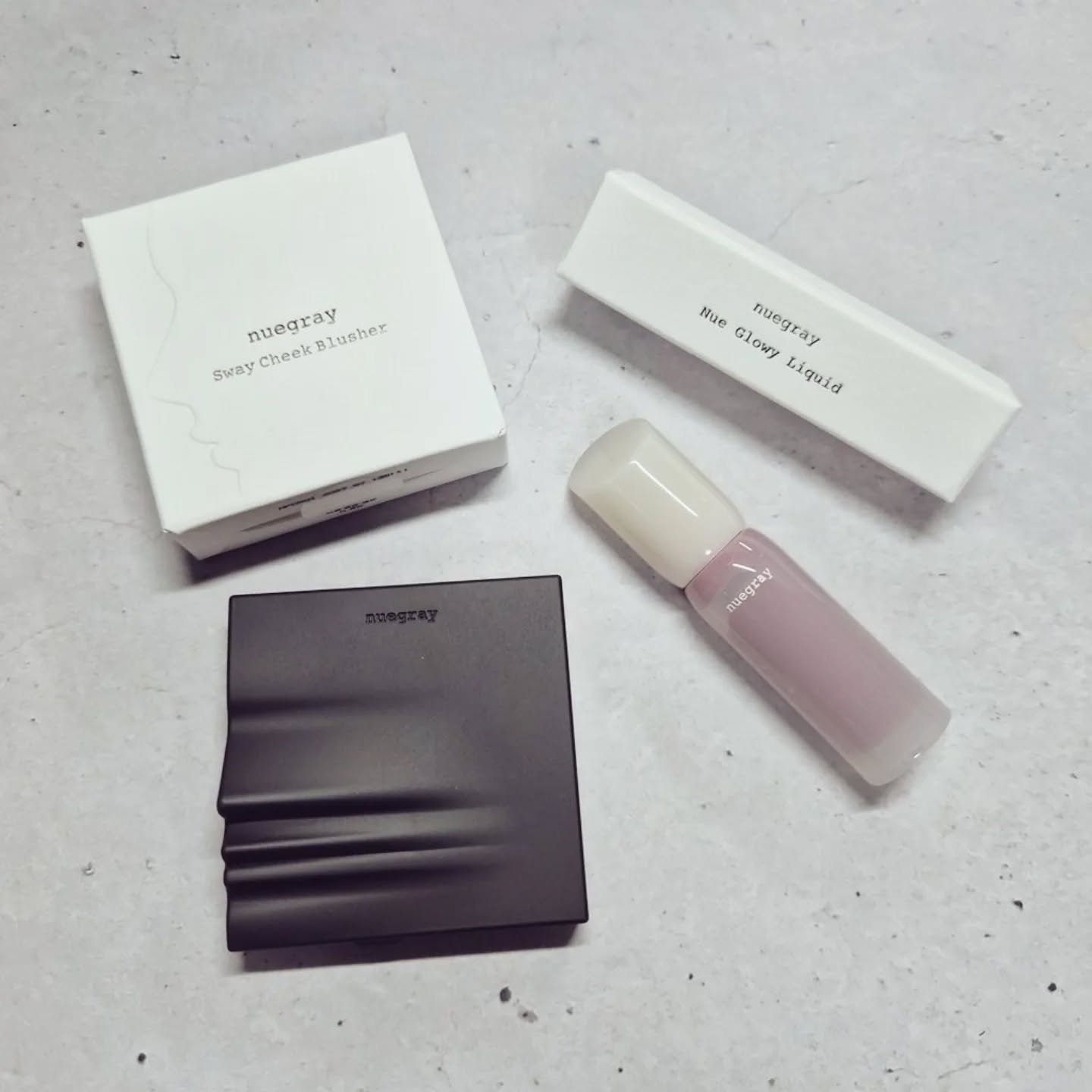 ヌグレイ スウェイチークの2番Alreadyと7番Slitを比較！2番はピンク寄りコーラルで自然なじゅわっとした血色感に、7番は顔色がふわっと明るくなるような肌なじみの良いピーチ。どちらもしっとりした粉質だから、これからの乾燥する時期にぴっ