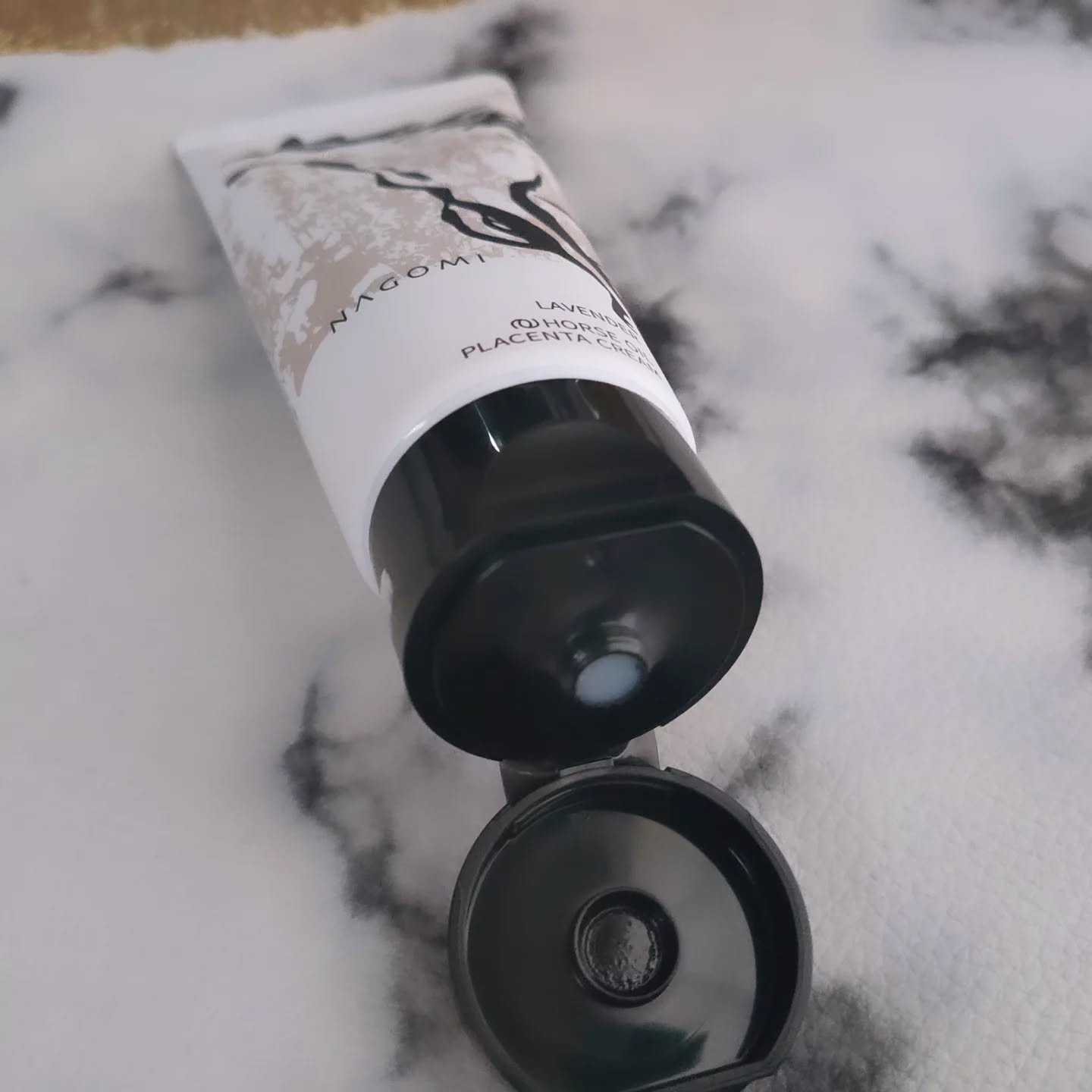 ＆NAGOMI ⾺プラセンタエキス配合 ⾺油クリーム ラベンダーの⾹りのクチコミ「＜NAGOMI 馬プラセンタエキス配合 馬油クリーム ラベンダーの香り＞を愛用中♪

全身にふ.....」（3枚目）