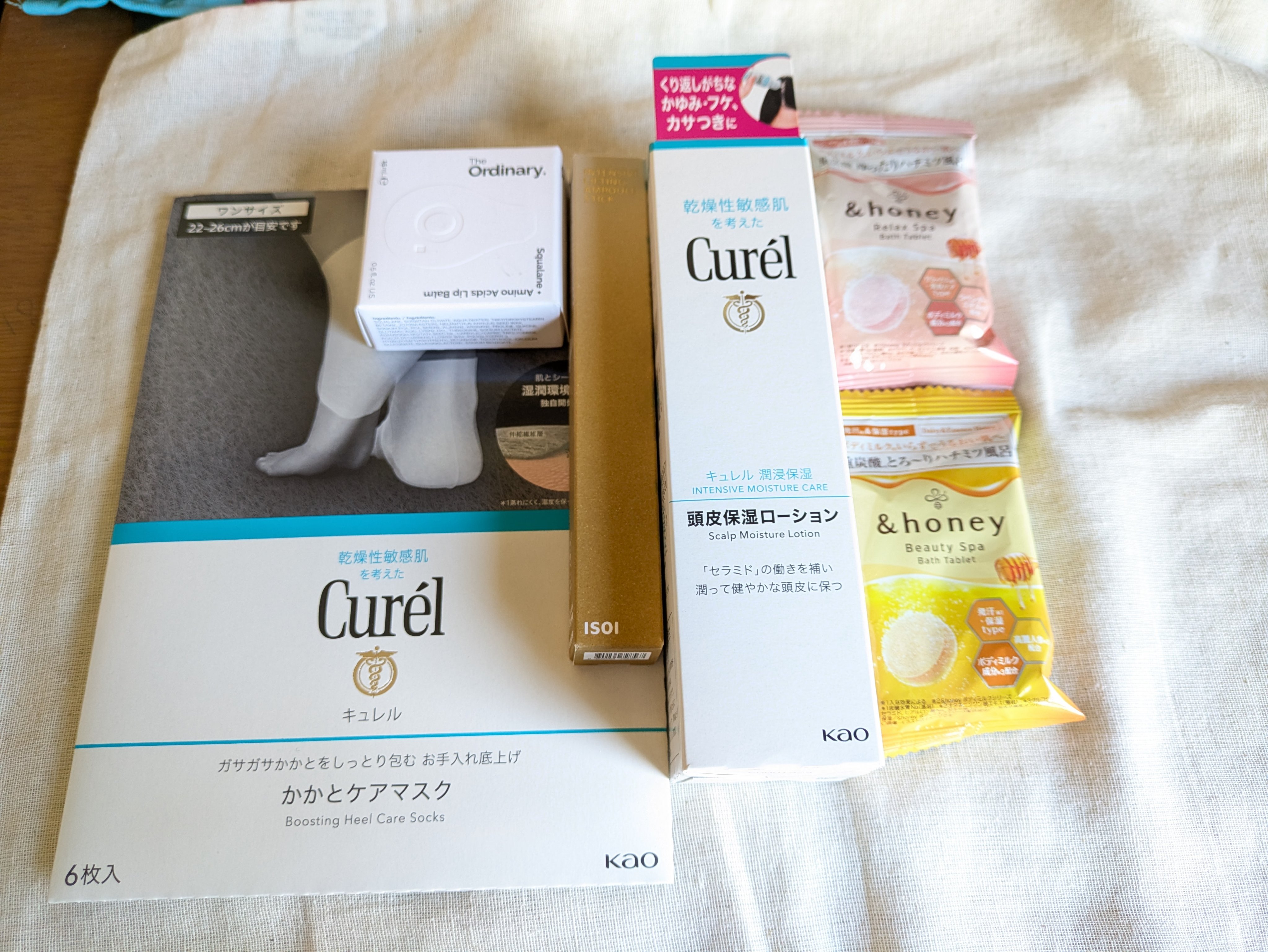 🩷アットコスメ購入品🩷

アットコスメでお買い物しました✨
プレゼント用で沢山買っちゃいました🫶

◎キュレル　ガサガサかかとをしっとり包む お手入れ底上げ かかとケアマスク
◎TheOrdinary　S+AAリップバーム
◎キュレル
