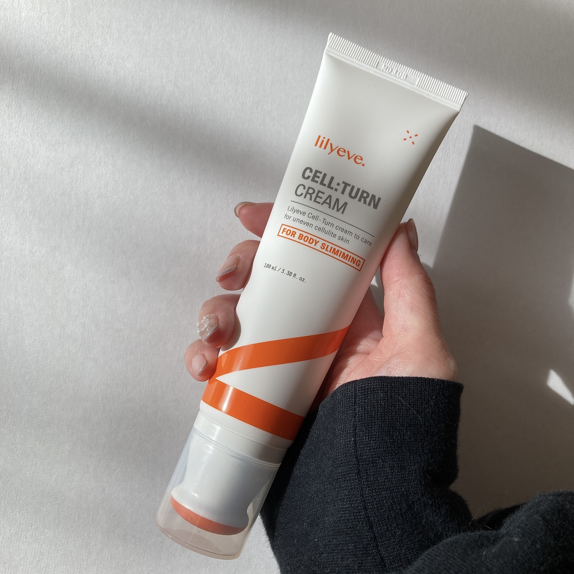 ※提供品のレビューになります。

リリーイブ
セルターンクリーム 100ml

独自のミニカッサとクリーム一体型の容器で手を汚さずにマッサージができます。

ベタつかないクリームでふわっといい香りがしました🫧

衛生的なシリコン素材のミニ