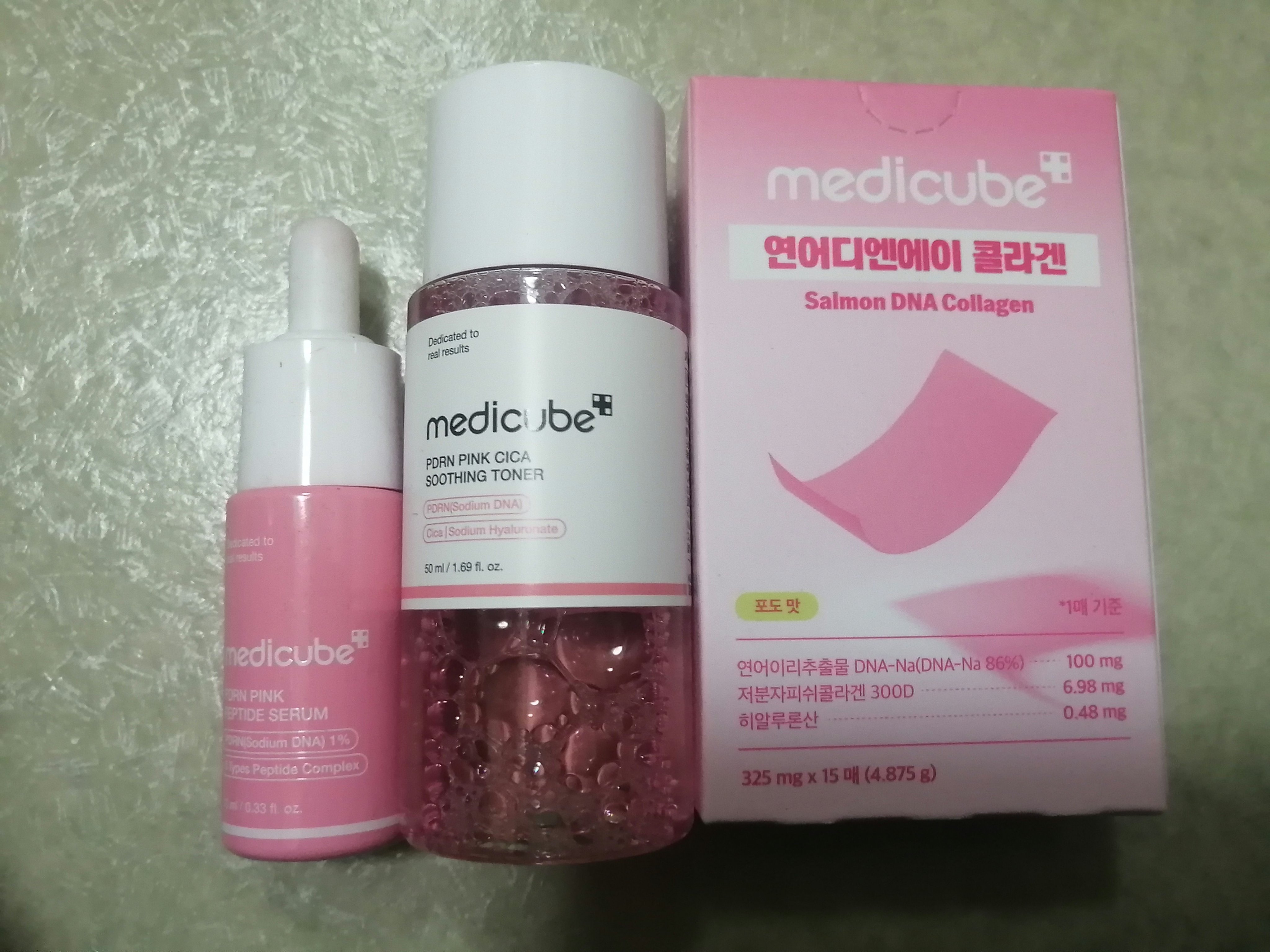 MEDICUBE
肌が食べるPDRNコラーゲン
15枚入り
オマケ
PDRN ピンクスージングトナー　サンプル
PDRNピンクアンプル PDRN 10,000ppm配合　サンプル

メガデビューのLIVEショッピングにて購入しました😊
1