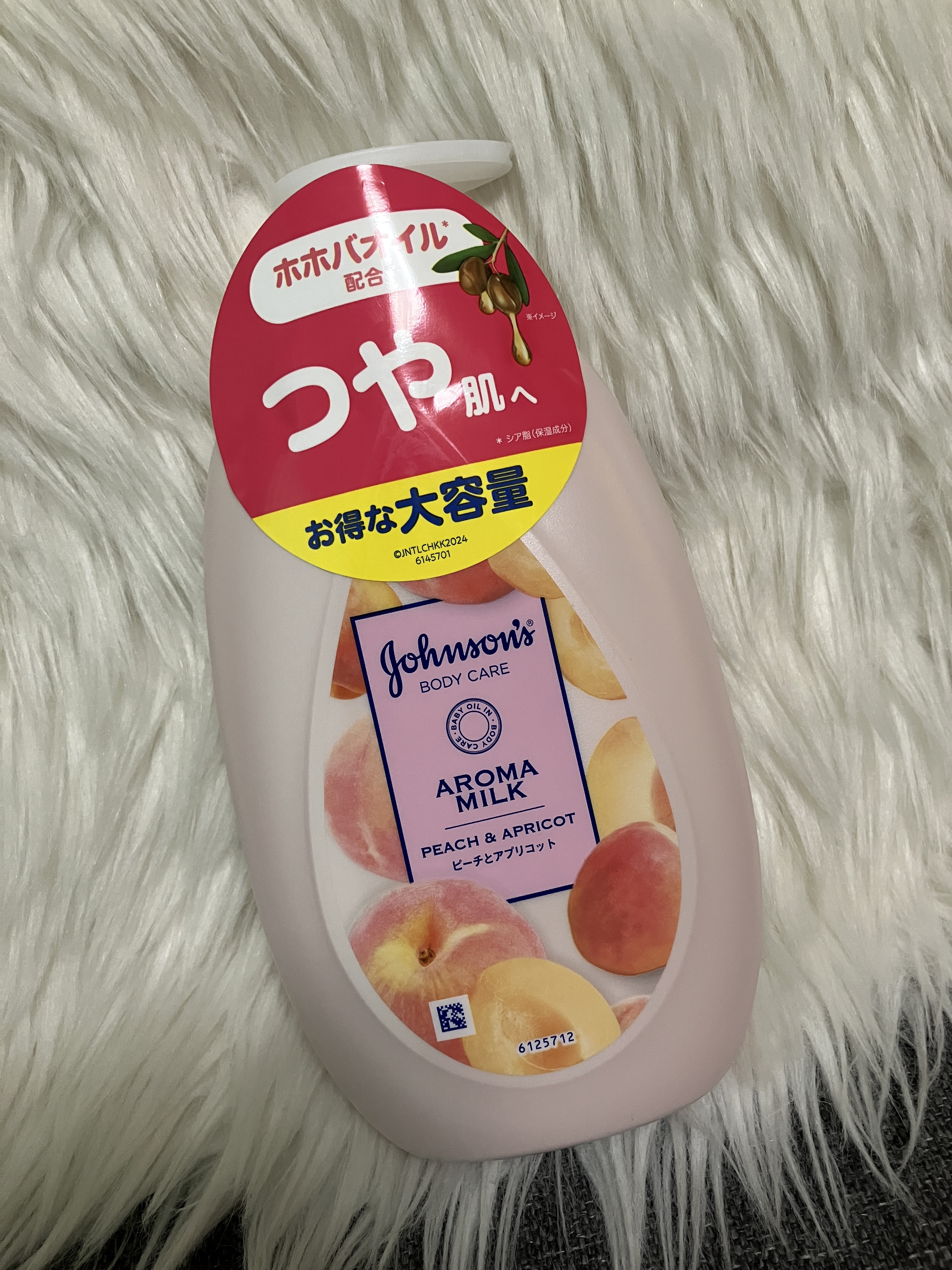 甘くてジューシーなピーチとアプリコットの香り❤️
この香りが好きでリピしました😍

ポンプタイプは手軽で楽ちん🎵
かなり大きいので場所はとります笑

テクスチャーがちょうどよくて、伸びがめちゃくちゃいいのにしっかり保湿してくれます✨

