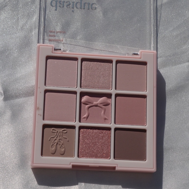 #韓国コスメ 
〜メガ割でも要チェック〜
*～*～*～*～*～*～*～*～*～*～*～*～*～*～*～*～*～*
こんにちは！リス子です🐿
今回はdasiqueのアイシャドウを紹介します！

1商品紹介
2レビュー
3まとめ

*～*～*