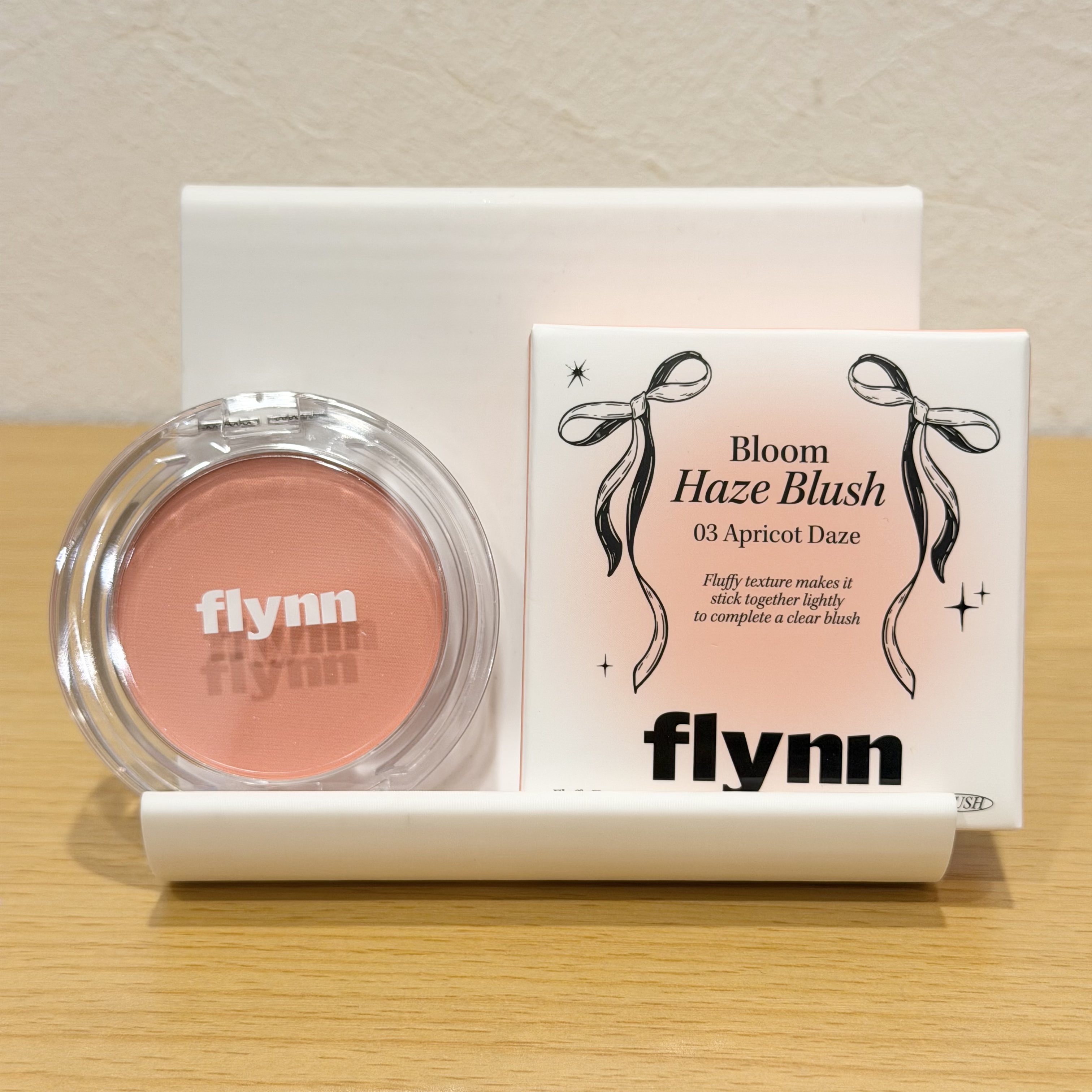 ┈┈┈┈┈┈┈┈┈┈

Flynn

ブルームヘイズ ブラッシュ

┈┈┈┈┈┈┈┈┈┈

03 Apricot Daze


サラサラだけどしっとり感もある粉質！

1度塗りだと少し薄いなと思いましたが調整しやすいので2度塗りくらいがちょ