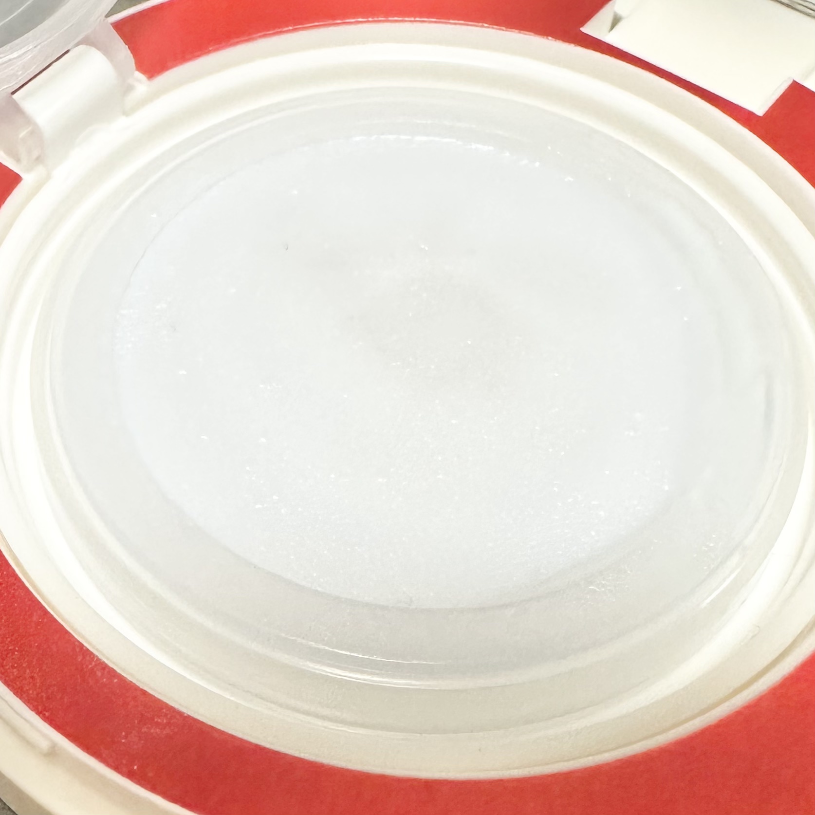 espoir ビーベルベット セバムカットクッションのクチコミ「メイク直しで粉っぽくなるのが嫌！
ならコレ使って❤️

ジェルっぽい感じで肌にのせるとテカりや.....」（3枚目）