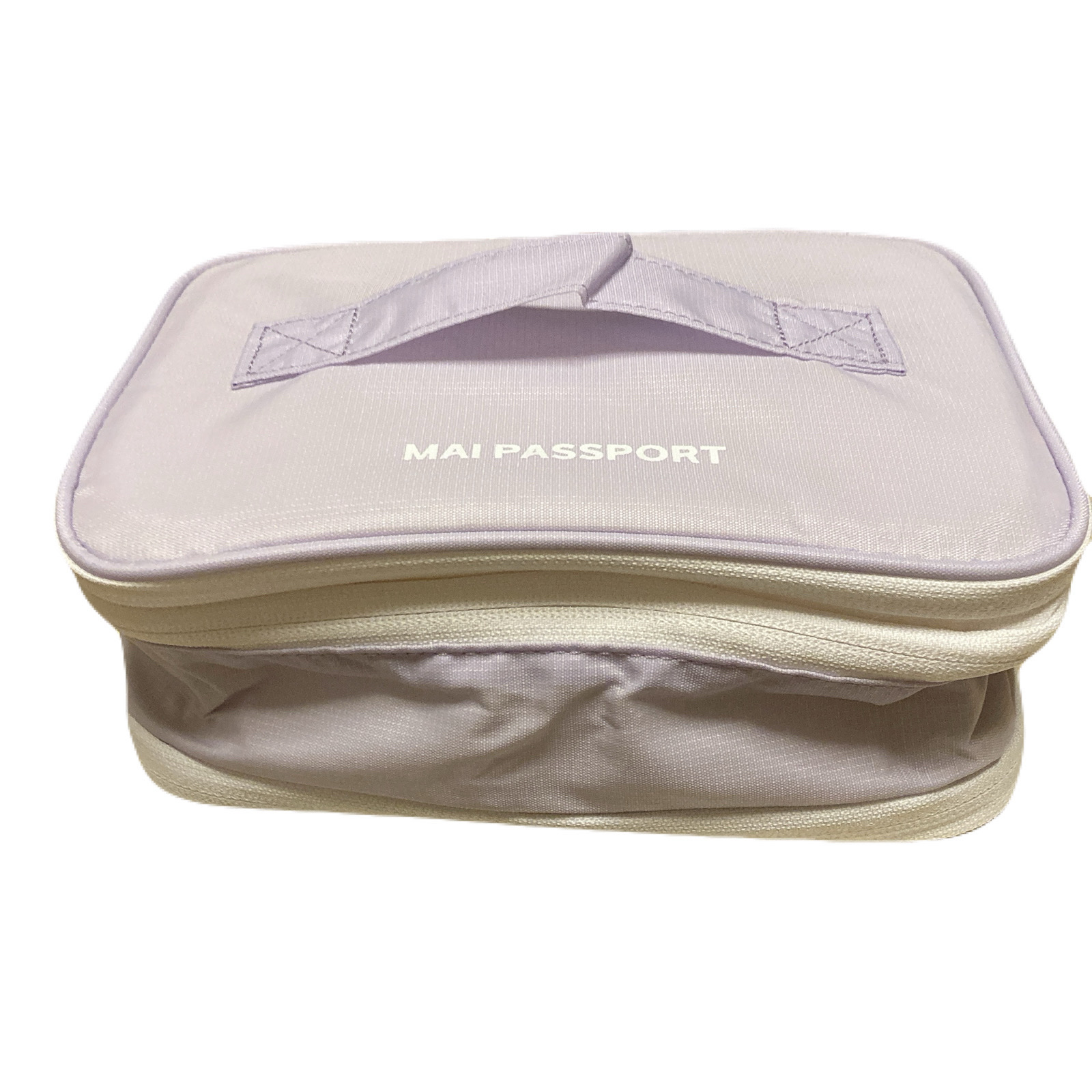 【商品名】
MAI PASSPORT

拡張鏡付コスメポーチ     
ライトパープル

【感想】
メイクブラシ入れがあるの嬉しいです！ ポケットがいっぱいあるから、メイク道具以外に旅行用の歯ブラシやシャンプー、薬とかも入れれて最高✨️ 鏡