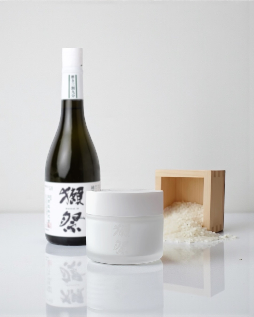 ⁡
なーんにもない田舎町だったけれど、
エヴァと獺祭だけは、
元・山口県民の静かな誇り
⁡
⁡
⁡
獺祭という酒は、
本来「磨く」という狂気じみた行為の産物だ
⁡
米は磨くほど中心の心白だけが残り、
甘さも香りも透明になる
削ぎ落とすほど、