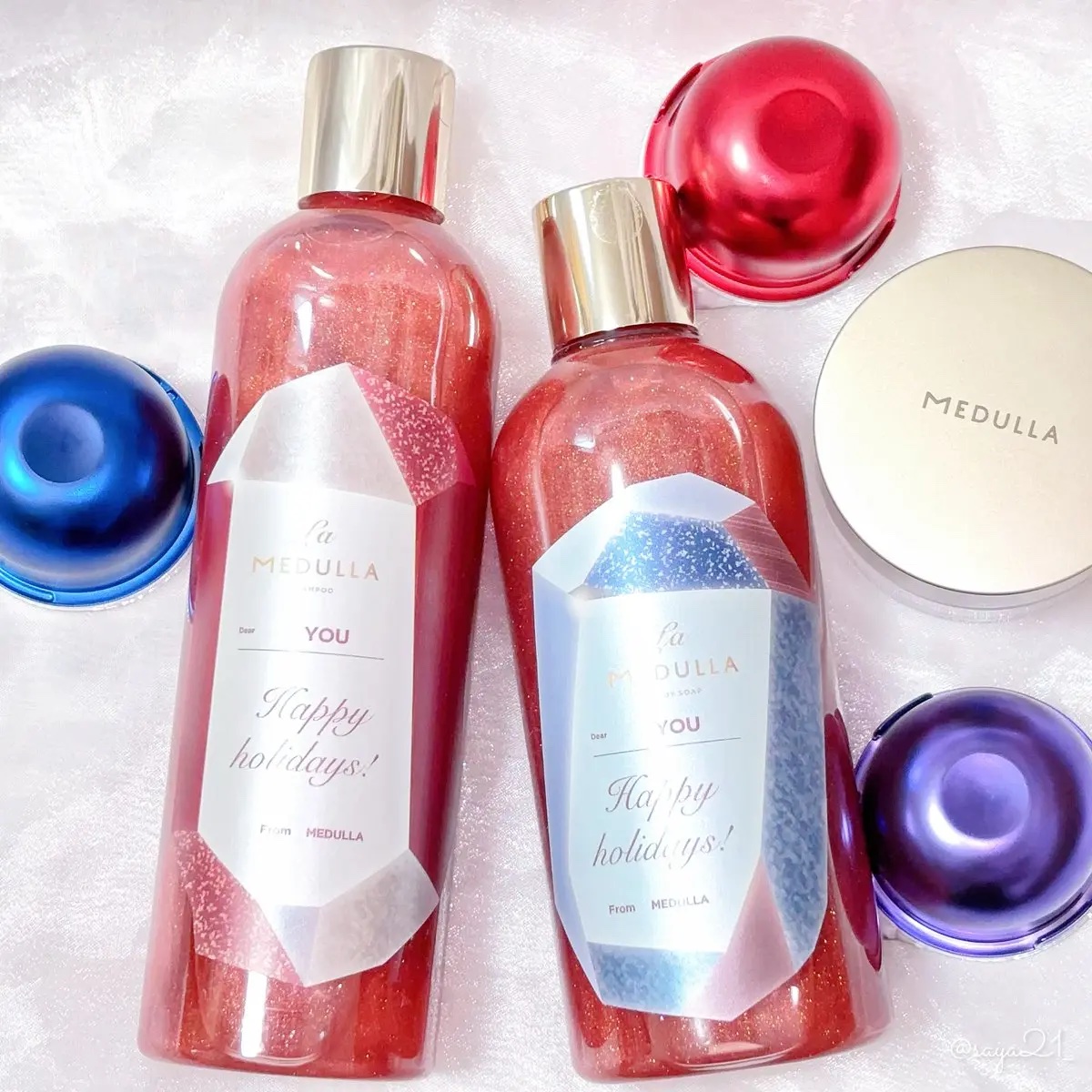 MEDULLAのクリスマスコフレが可愛すぎる🎄❤️

ホリデー感あふれるキラッキラなシャンプーとボディーソープは使うたび華やかな香りと煌めきに包まれバスタイムが楽しみに♡ 

ボトルには名入れもできるのでクリスマスプレゼントにも喜ばれそう