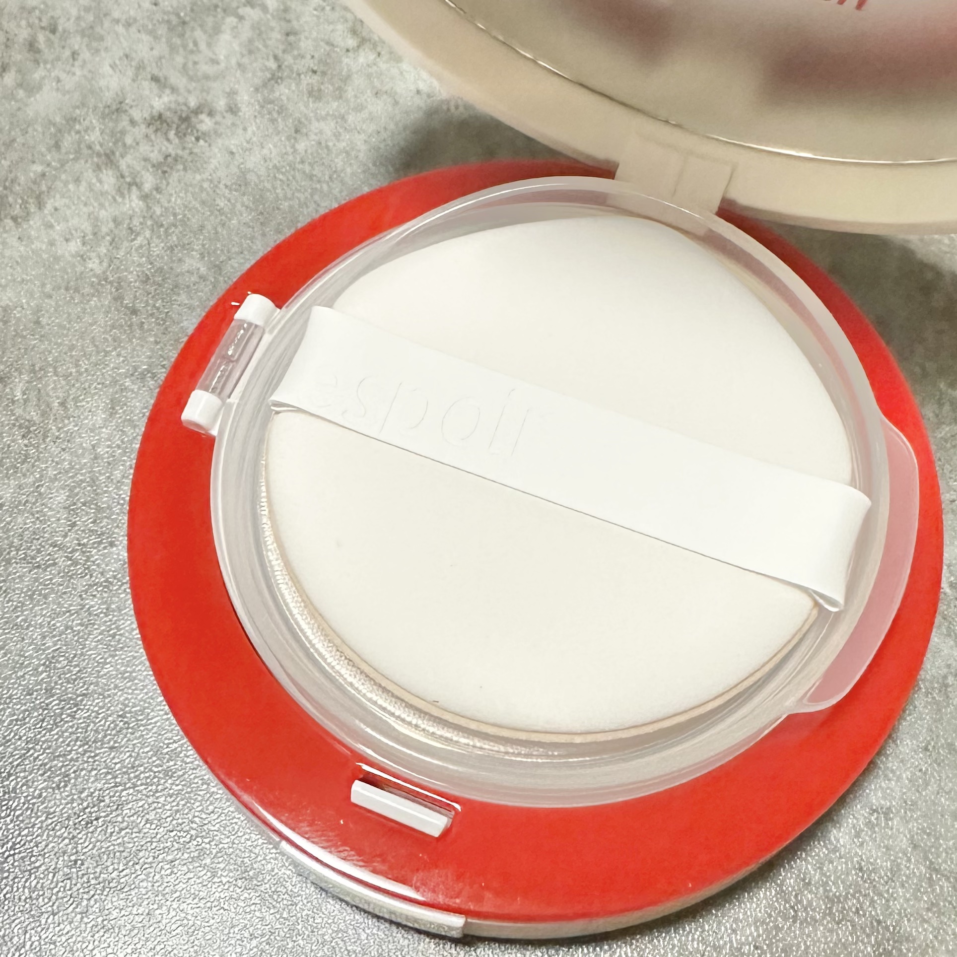 espoir ビーベルベット セバムカットクッションのクチコミ「メイク直しで粉っぽくなるのが嫌！
ならコレ使って❤️

ジェルっぽい感じで肌にのせるとテカりや.....」（2枚目）