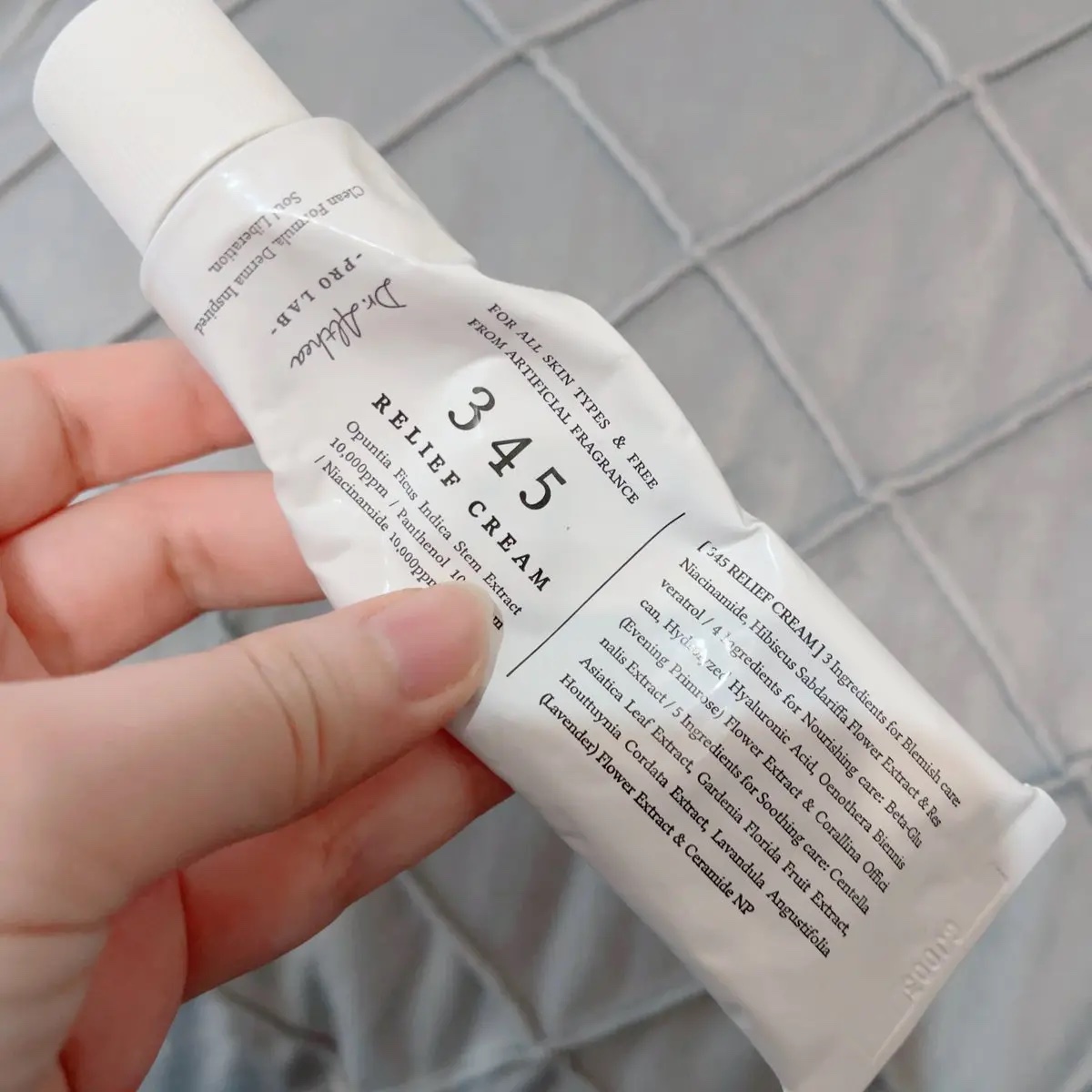 これやっぱ使いやすいわー。
ベタベタしないし伸びやすくて層？にならないからモロモロもでないし。
クリーム使い切ったことないけどこれは使い切れそう