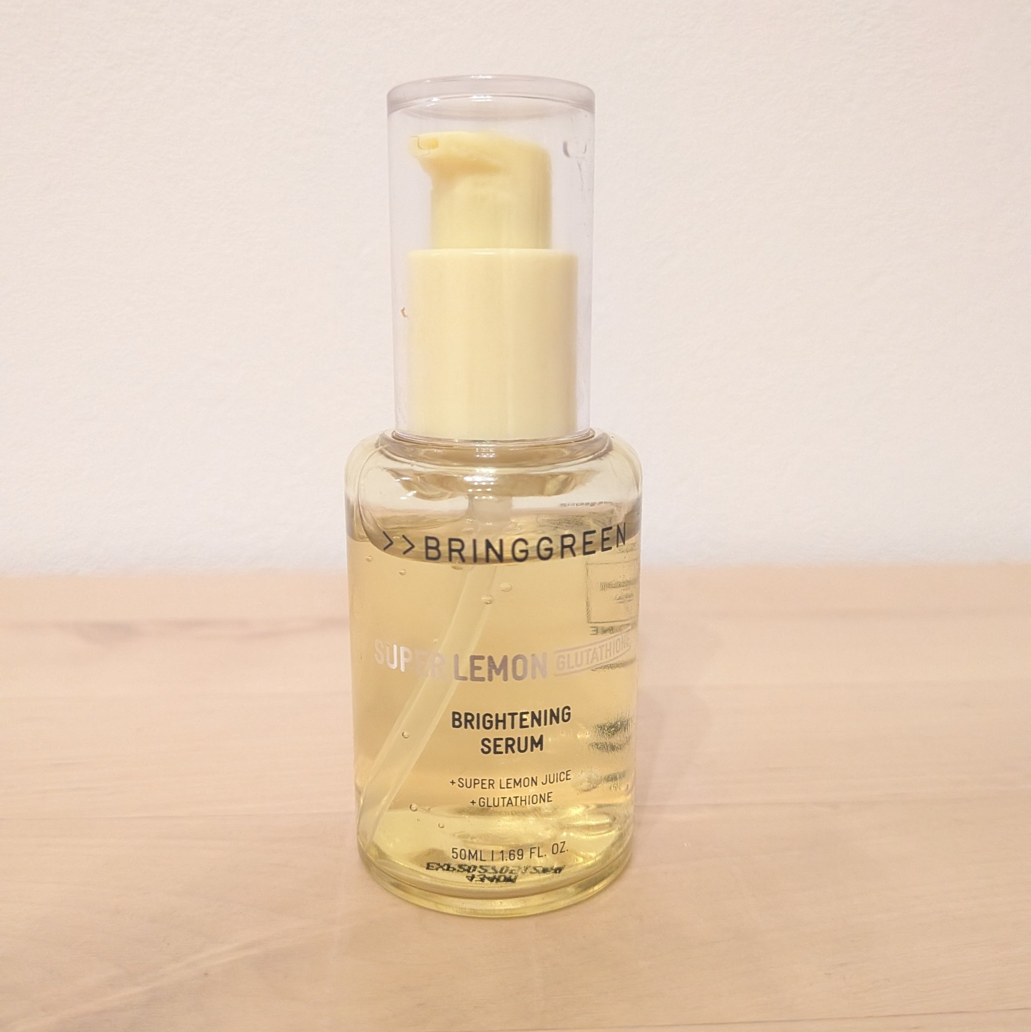 付属のビタミンCパウダーを混ぜて使っていますが
毛穴が小さくなるとか、肌のトーンが変わるとか
そういう変化は私は見られませんでした！
ただ、塗り込んでいくとその時だけツルッとした手触りに感じました！