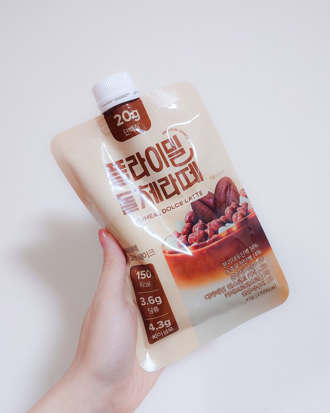 【FLIMEAL】
フライミール 
フレーバー名→ドルチェラテ

購入品です。過去Qoo10で7種セットを購入。
水や牛乳で溶かして飲むタイプのプロテインシェイクで今回は牛乳のみで飲みはじめました。
牛乳で溶かすと多少の粉感はありますが、飲