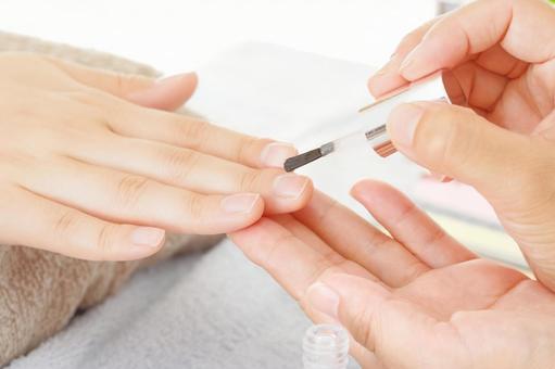 トップコートを塗る手元の画像