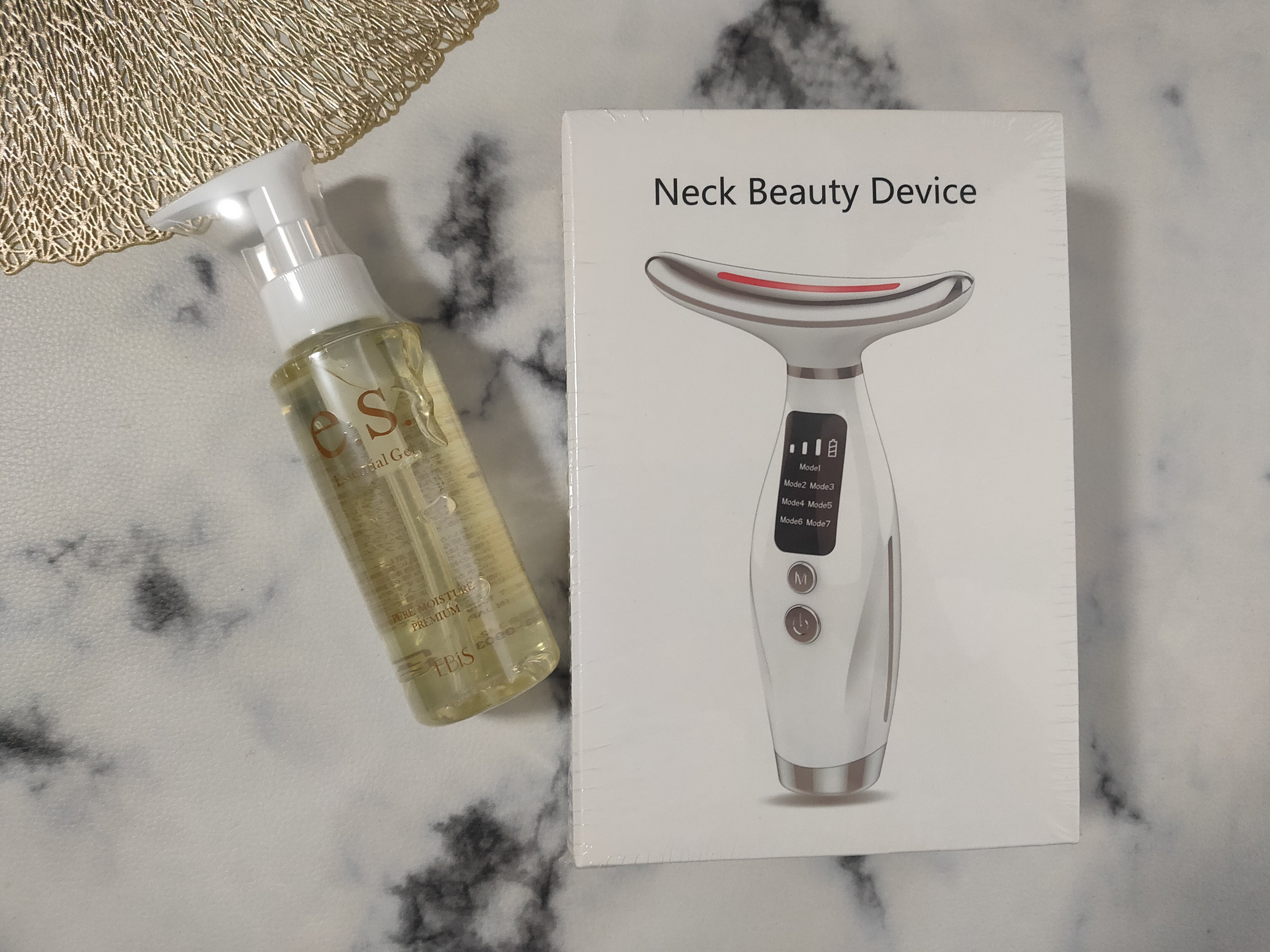 ＜ネックビューティーブースター＞を愛用中♪

この時期になると、自分へのプチご褒美を上げたくなって、
そんな中出会ったのがこちらの美顔器。
最近は首元の加齢サインが気になってきていたので、
首元ケアに特化しているところに惹かれて試してみまし