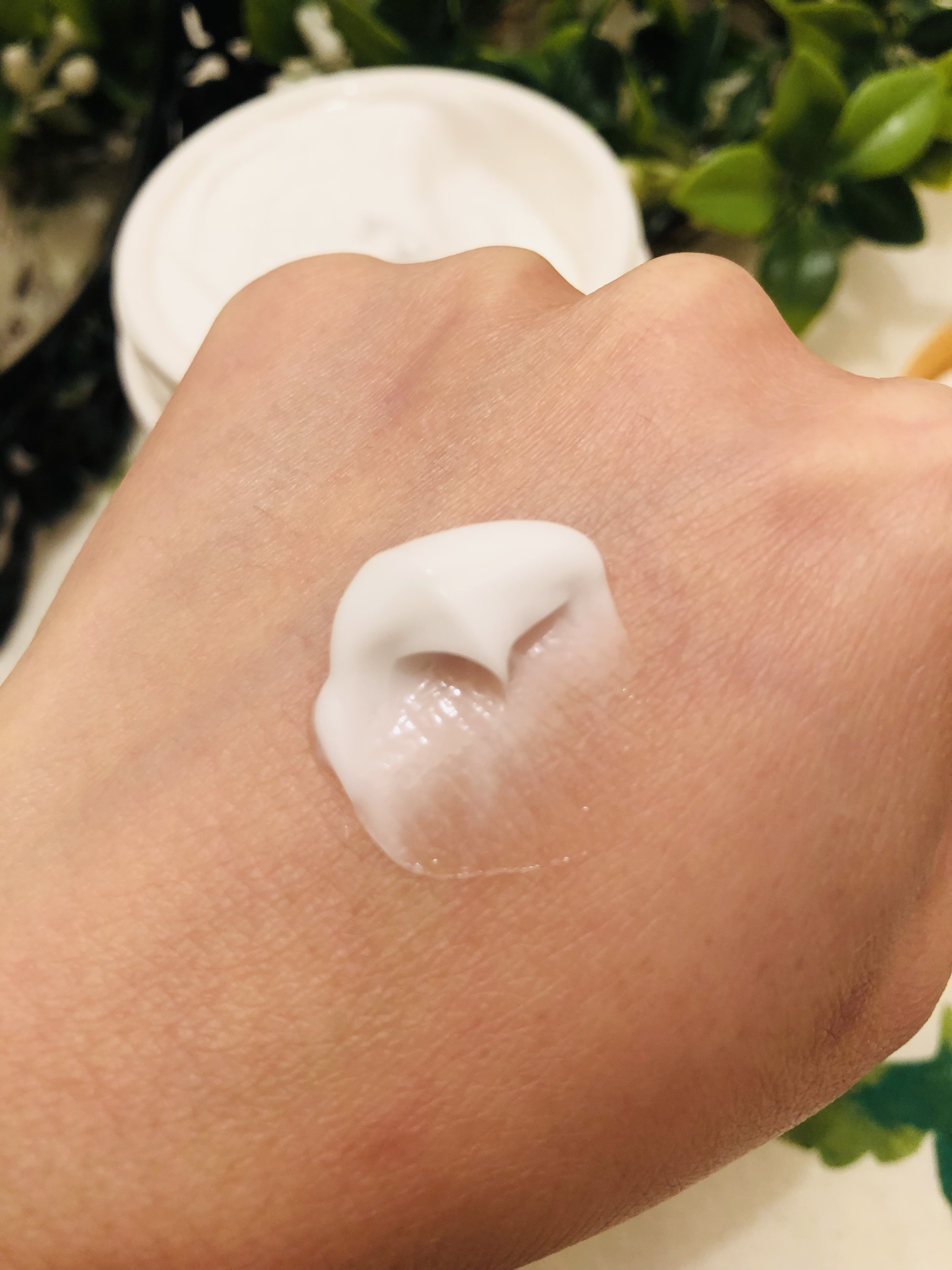 pinkumiriaのクチコミ「
ジャータイプの容器でたっぷり１７５g入っています。
オレンジ色の蓋を開けると白いクリームが入.....」（3枚目）