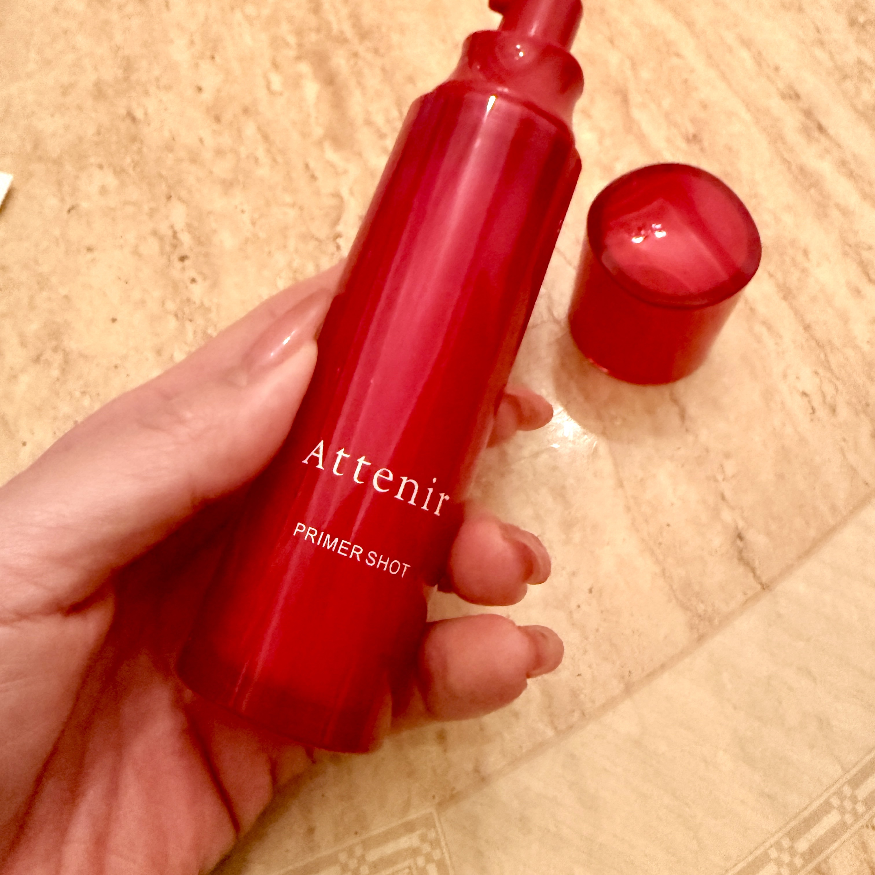 洗顔後1番に使うものだから、心地よいテクスチャーのものがうれしい。これはミルクタイプで伸びも良く、ベタつかなくて使いやすくてお気に入り。
赤いボトルも元気が出ます。