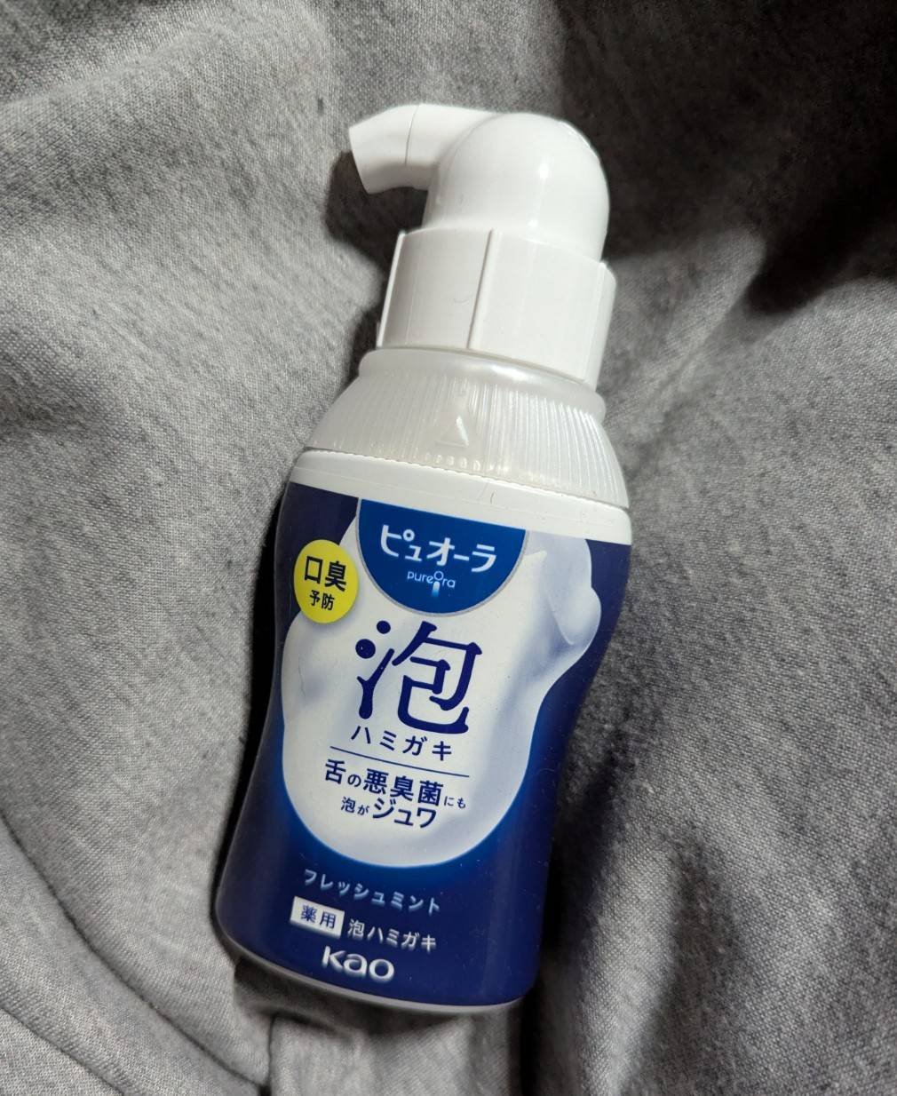 ピュオーラ 泡ハミガキです！
普通の歯磨き粉より泡でくちの中にスッと広がるので楽ちん！
しかも舌のケアもできるっぽいし、ものぐさな私にはピッタリw

最初どうやって中身を出すのかわからなくて四苦八苦しましたが容器の真ん中を押すという簡単操作