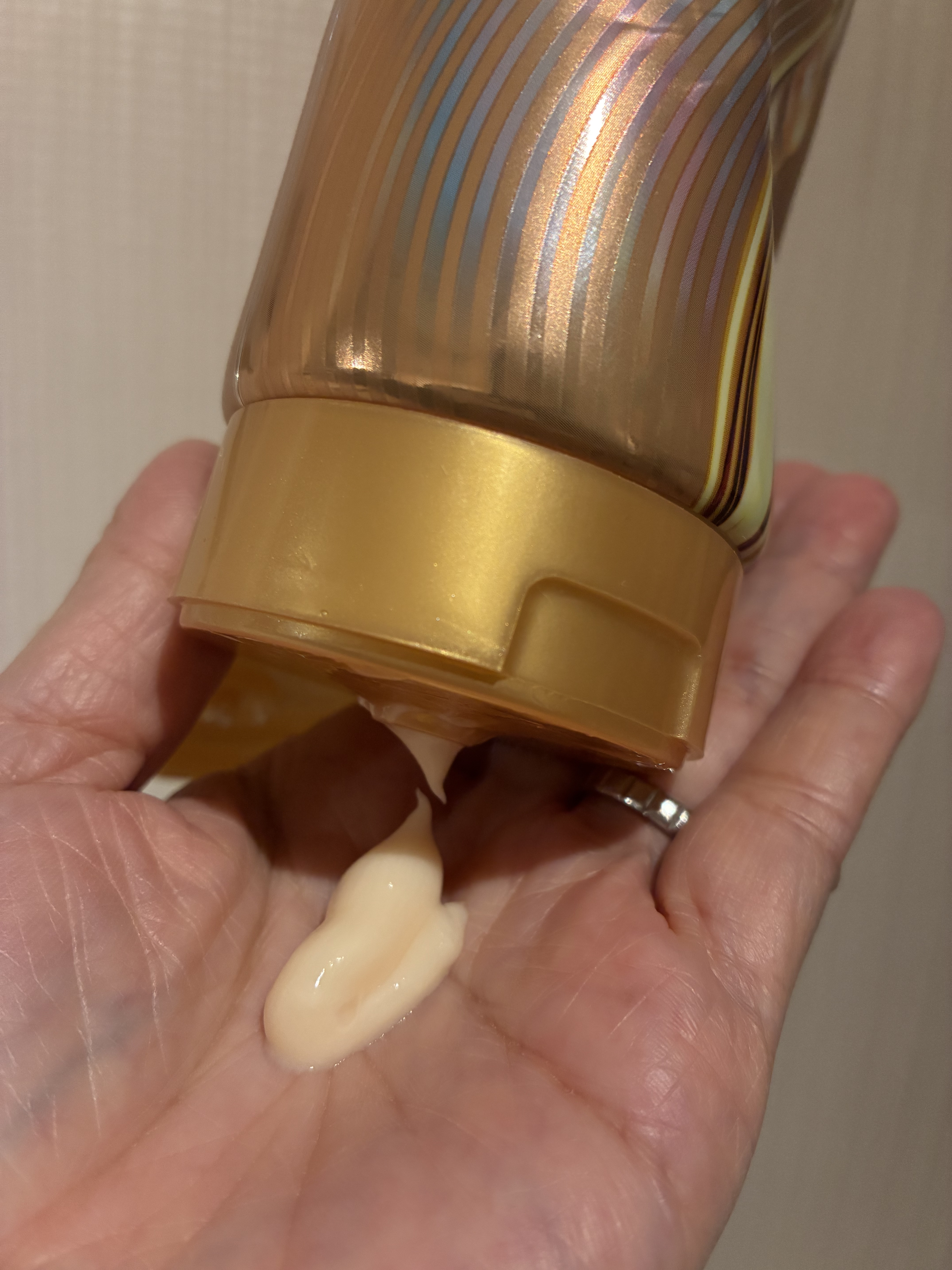 LUX スーパーリッチシャイン ダメージリペア リッチ補修トリートメントのクチコミ「LUX スーパーリッチシャイン
ダメージリペア
補修チューブトリートメント

通常サイズの約2.....」（3枚目）