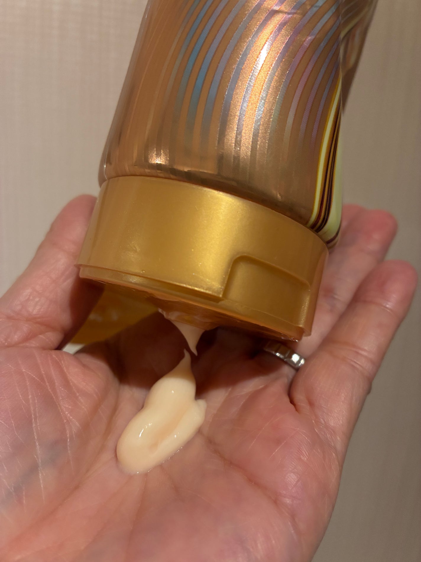 スーパーリッチシャイン ダメージリペア リッチ補修トリートメント/LUX/洗い流すヘアトリートメントを使ったクチコミ(3枚目)