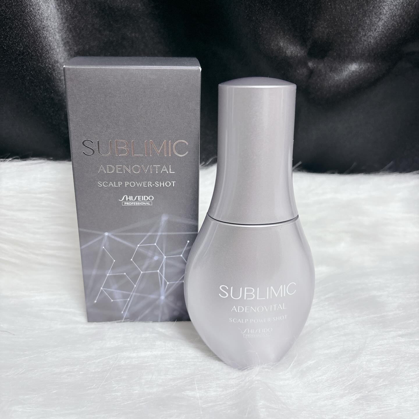 アデノバイタル スカルプ パワーショット使ってみました。

育毛エッセンスなんですが、スカルプ商品に見えないカッコ良いパッケージですね。
本品もグレーを基調とした美しい雰囲気なんです。

変わった形の底なんですが安定感があります。
手で持っ