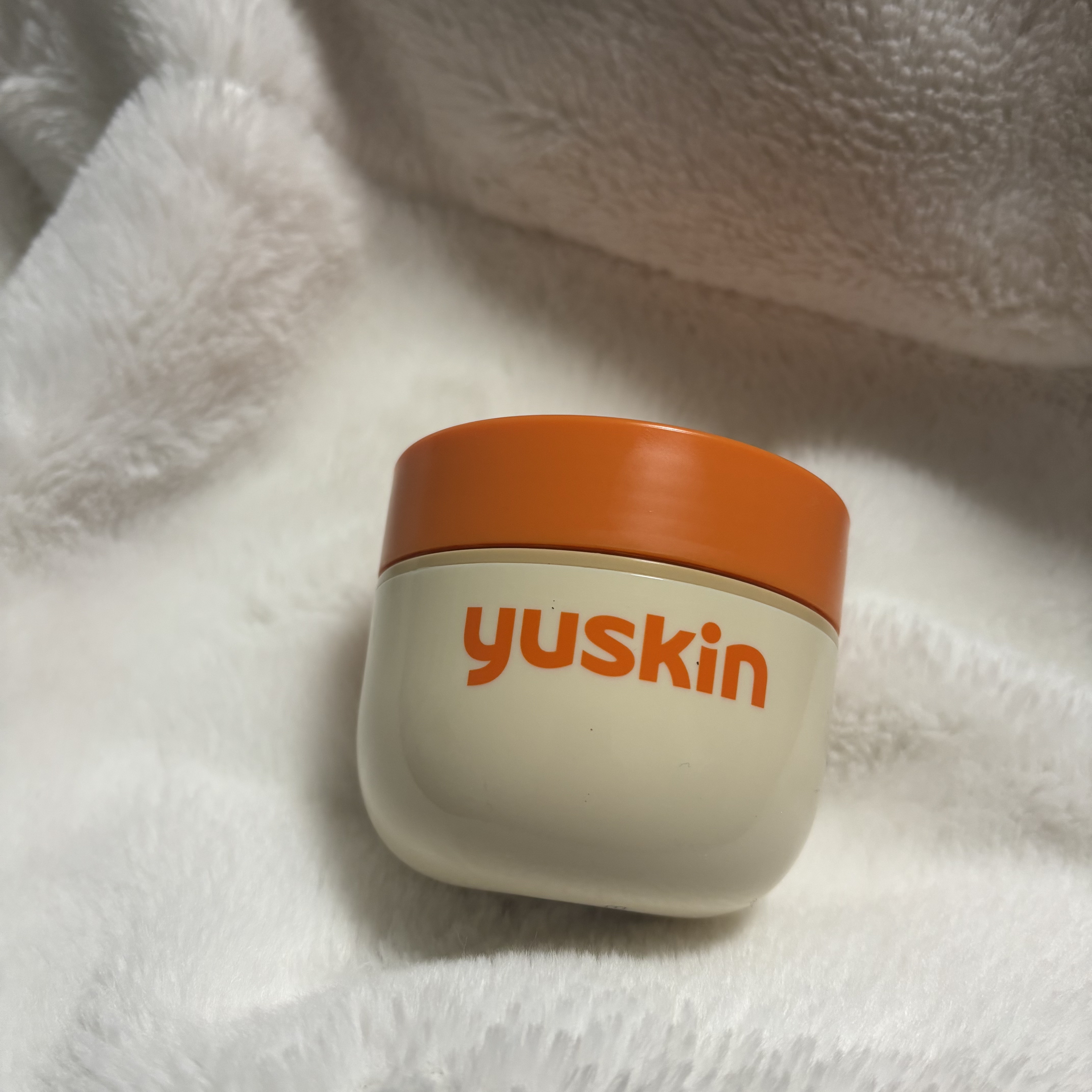 今年の手荒れ対策はこれ一択…！


ユースキンのオレンジポット、濃厚クリームなのに10分後には“するん”とした膜に変わるの天才では？

ささくれ・指先ガサガサ民はぜひ夜に塗ってみ
てほしい。


朝起きた時の手のコンディション違うから…🧡