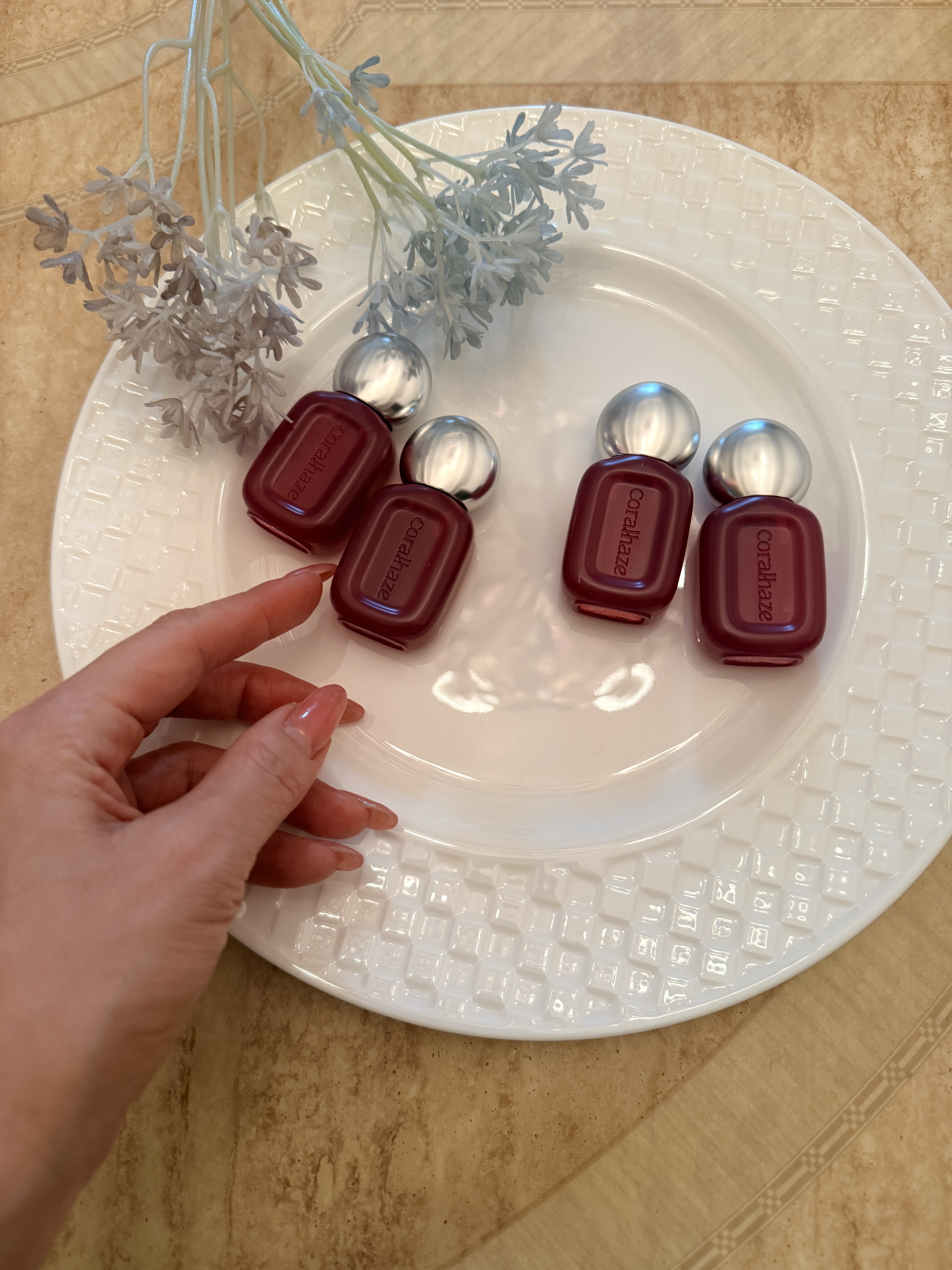 
﻿コーラルヘイズ
ベアベルベットティント


10月初旬発売の新作４色ご紹介♪

これは唇にスルッと薄くフィットして、
高発色なのに軽やかで
乾燥が気になる方でも、ふんわり
なめらかなベルベットリップに
メイクアップできるティントリップ。