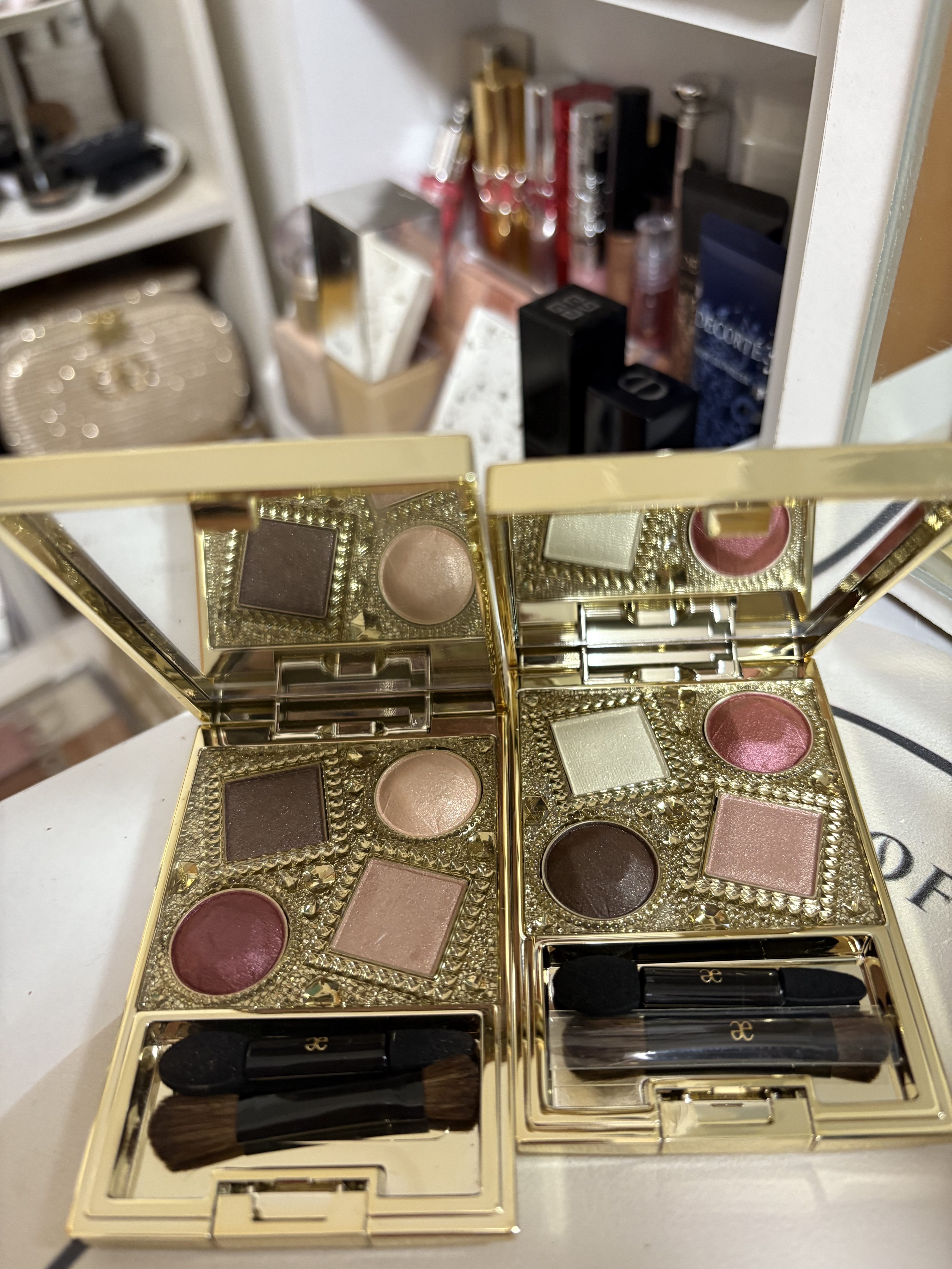 Elégance
【エレガンス ヌーヴェル アイズ】

可愛すぎるアイシャドウ♡宝石のようで使うたびに気持ちが上がります！
自分のご褒美にも、プレゼントにもおすすめです🎁

発色もいいですし、可愛いカラーがたくさん出ています！

#Elé