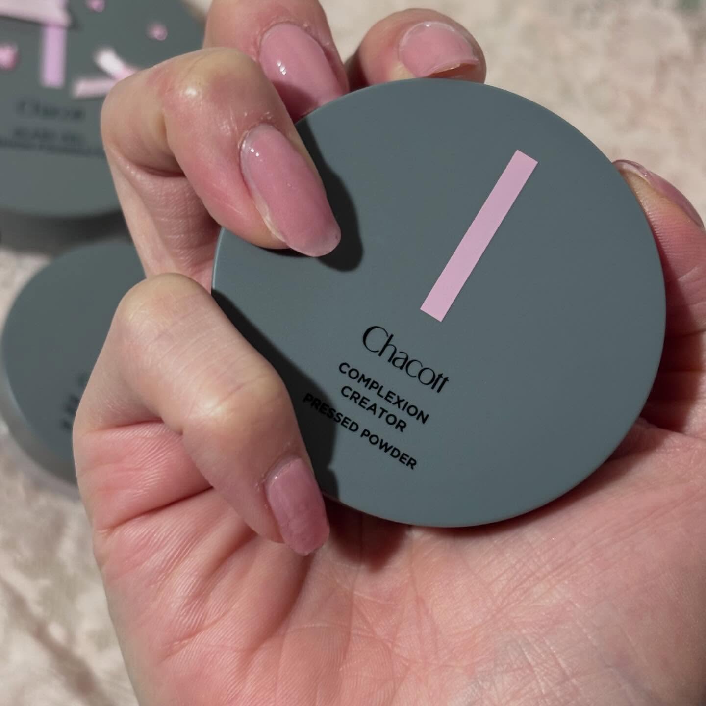 チャコットのプレストパウダー！　

実力そのまま❣️ちっちゃくなった❣️めちゃ可愛いし持ち運びやすい🩵

前のクッションファンデみたいにデコっちゃおうかな🎀
これ愛用者多いイメージなのでぜひゲットして欲しい🙏私は持ち運びポーチにinし