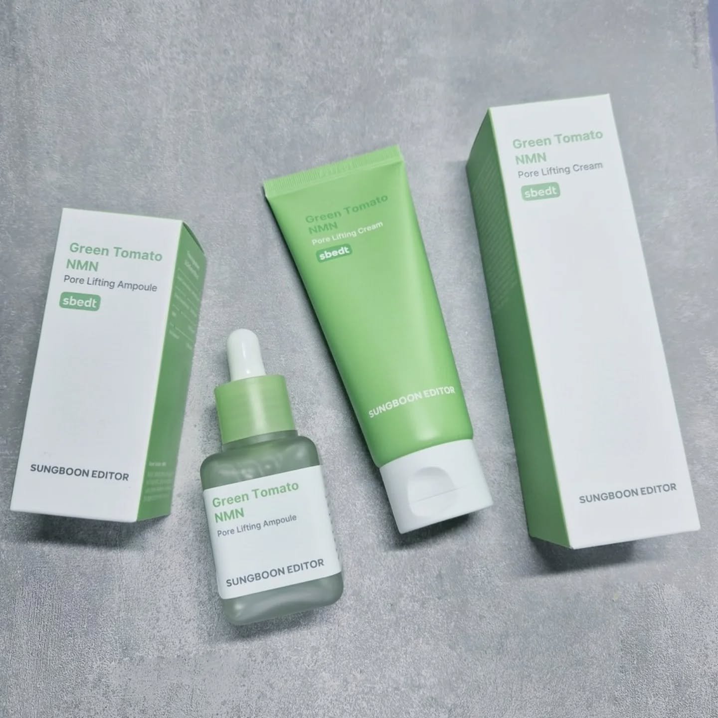 成分エディターの、グリーントマトNMN ポアリフティング 美容液とクリームを使ってみた🍅🌱
どちらもみずみずしいテクスチャで、ベタつき感もなくて、精油？ハーブ？みたいな良い香りがして好き！
個人的にクリームがチューブタイプなのが、使いや