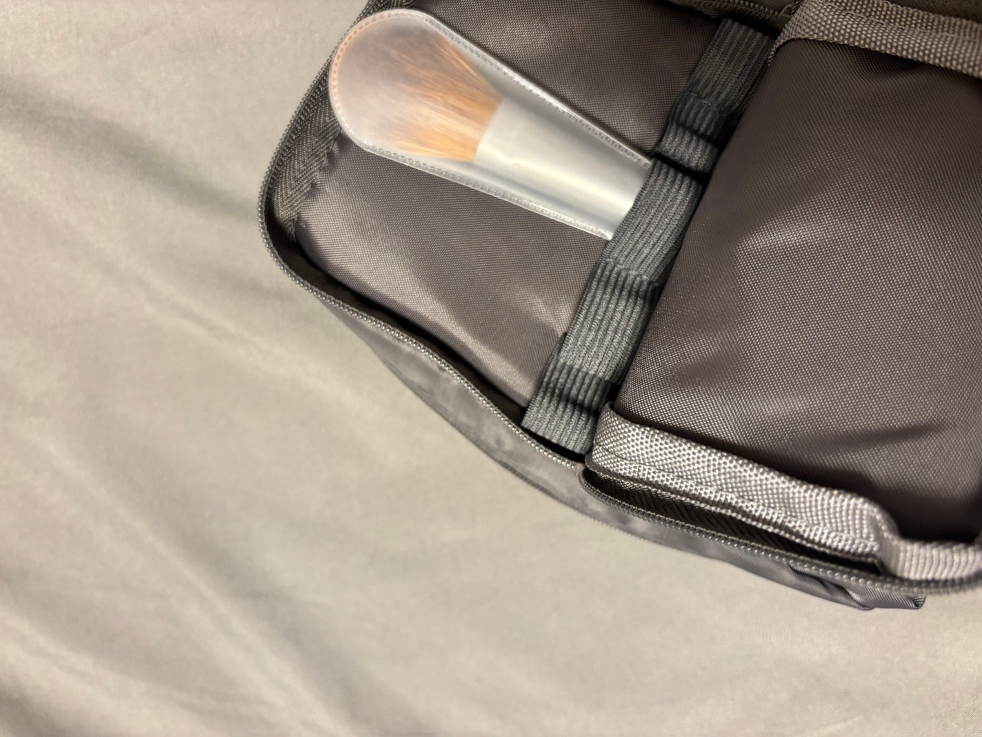 自立する縦型ポーチ/3COINS/化粧ポーチを使ったクチコミ(3枚目)