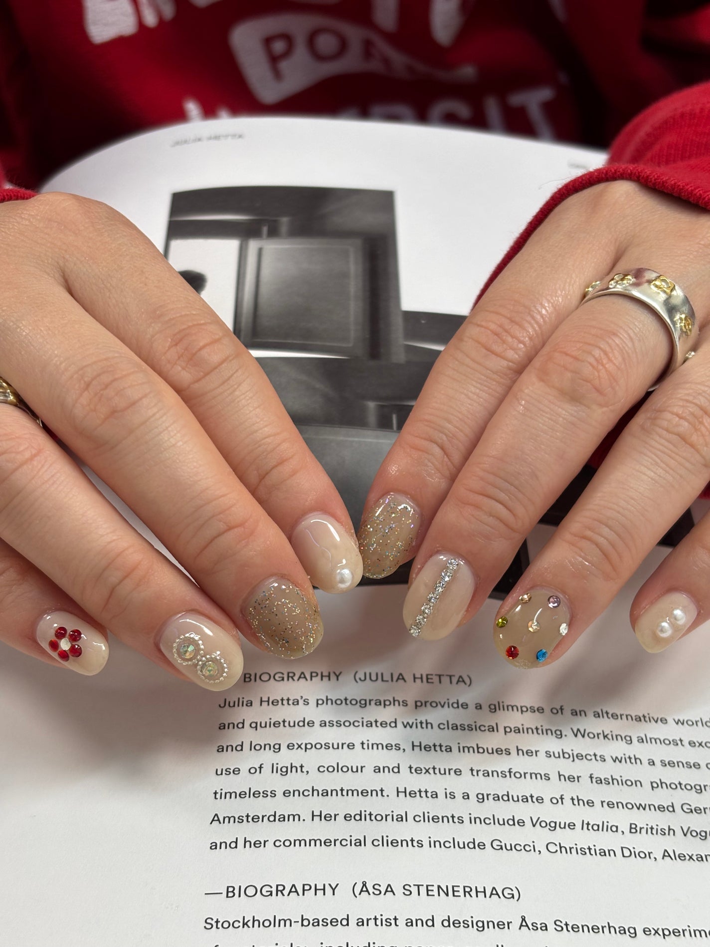 夏美🍉フォロバ on LIPS 「【ビジューたっぷりクリスマスネイル】ベースはワントーンにしてカ..」(2枚目)