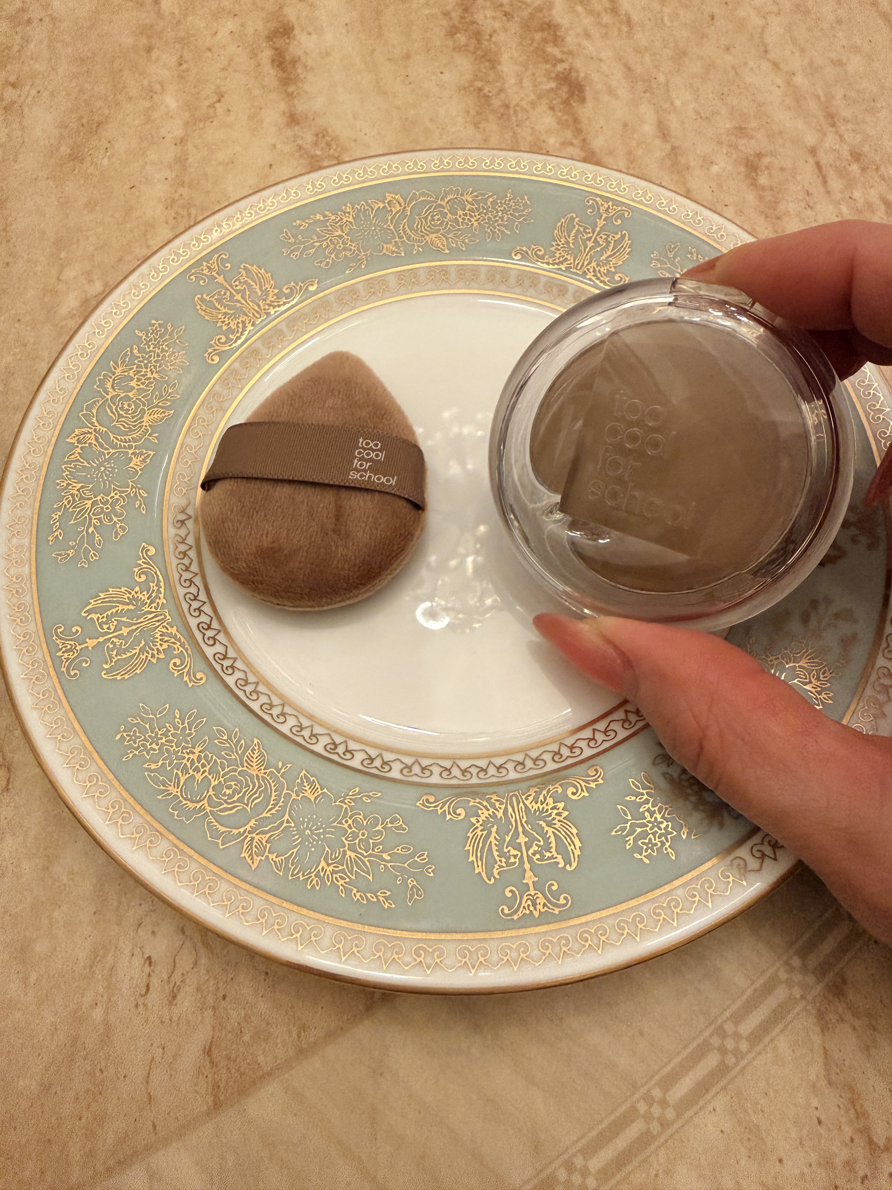 
元祖シェーディングブランド
『too cool for school』から
新作シェーディングが登場。

水分を含ませて高温で焼き上げた
ベイクドテクスチャーで、
付属のパフで粉飛びを防ぎ、
しっとり密着し
肌に透明感を与えながら
自然な