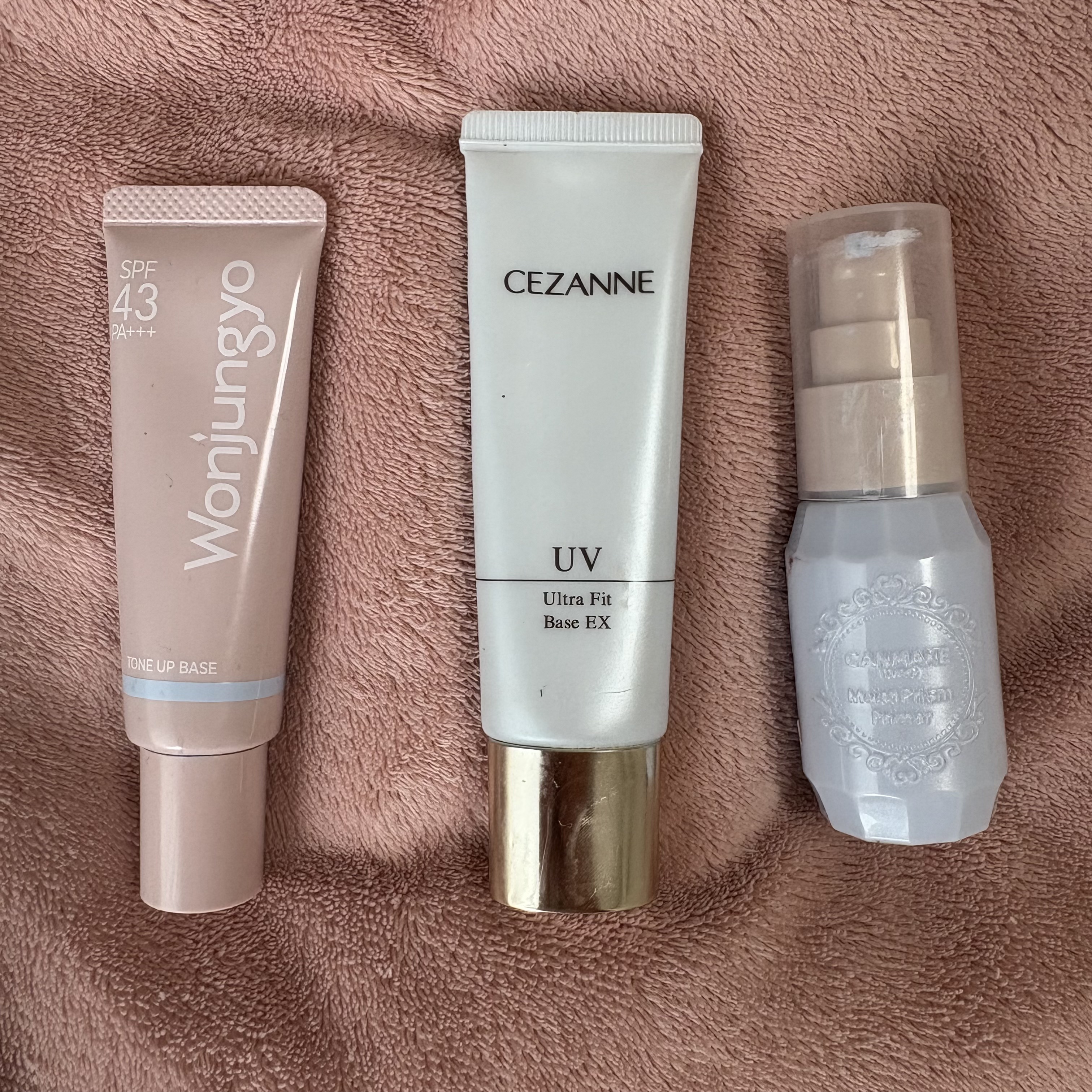 ｡* ❤︎… 青系下地レビュー …❤︎*。
こんにちは！今回は手持ちの青系下地3つレビューさせて頂きます💁‍♀️
・
①ウォンジョンヨトーンアップベース NA ￥1,430
この3つの中だと1番青を感じる下地になります。
最近リニューアル