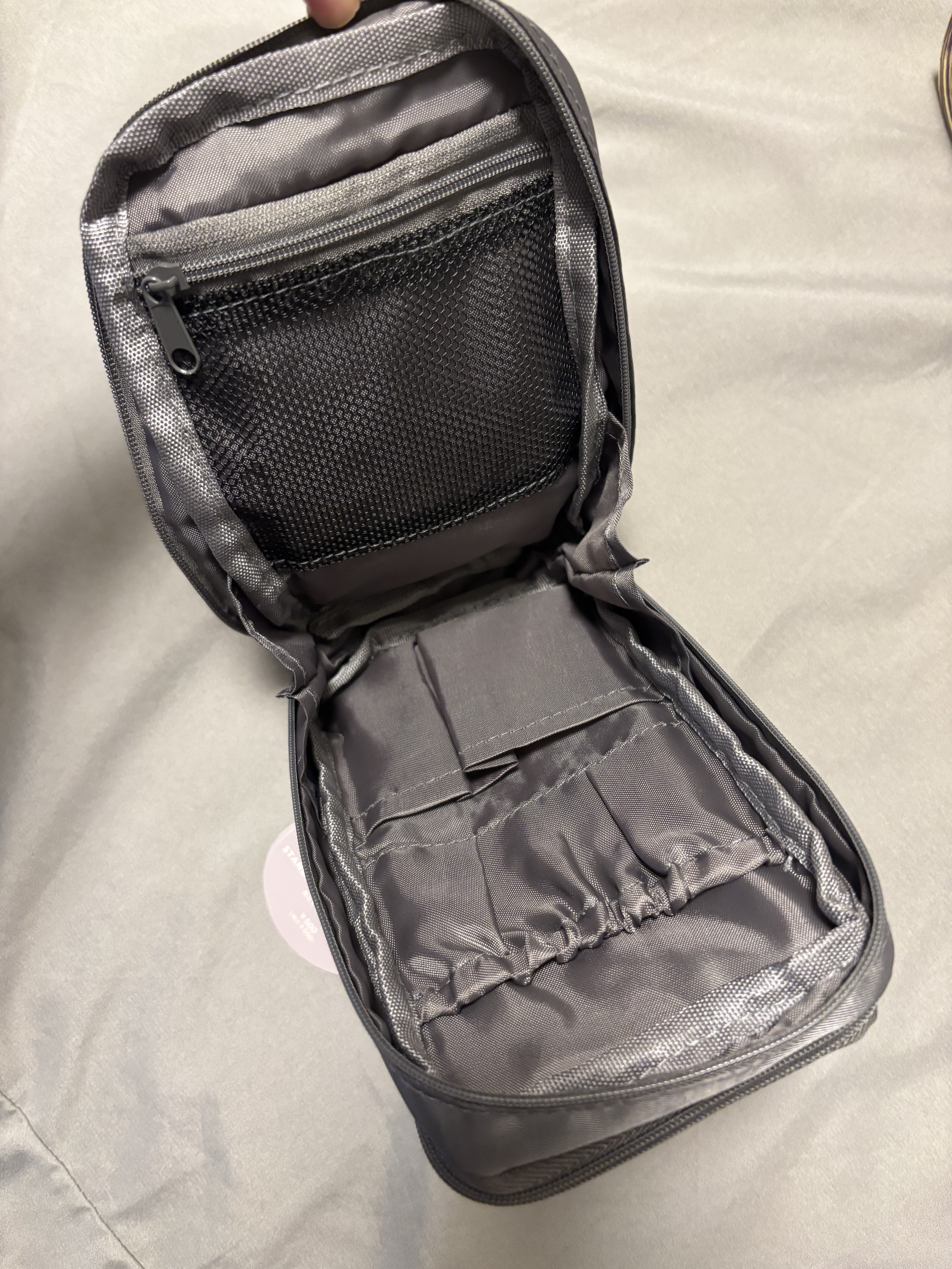 自立する縦型ポーチ/3COINS/化粧ポーチを使ったクチコミ（2枚目）