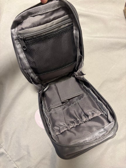 自立する縦型ポーチ/3COINS/化粧ポーチを使ったクチコミ(2枚目)